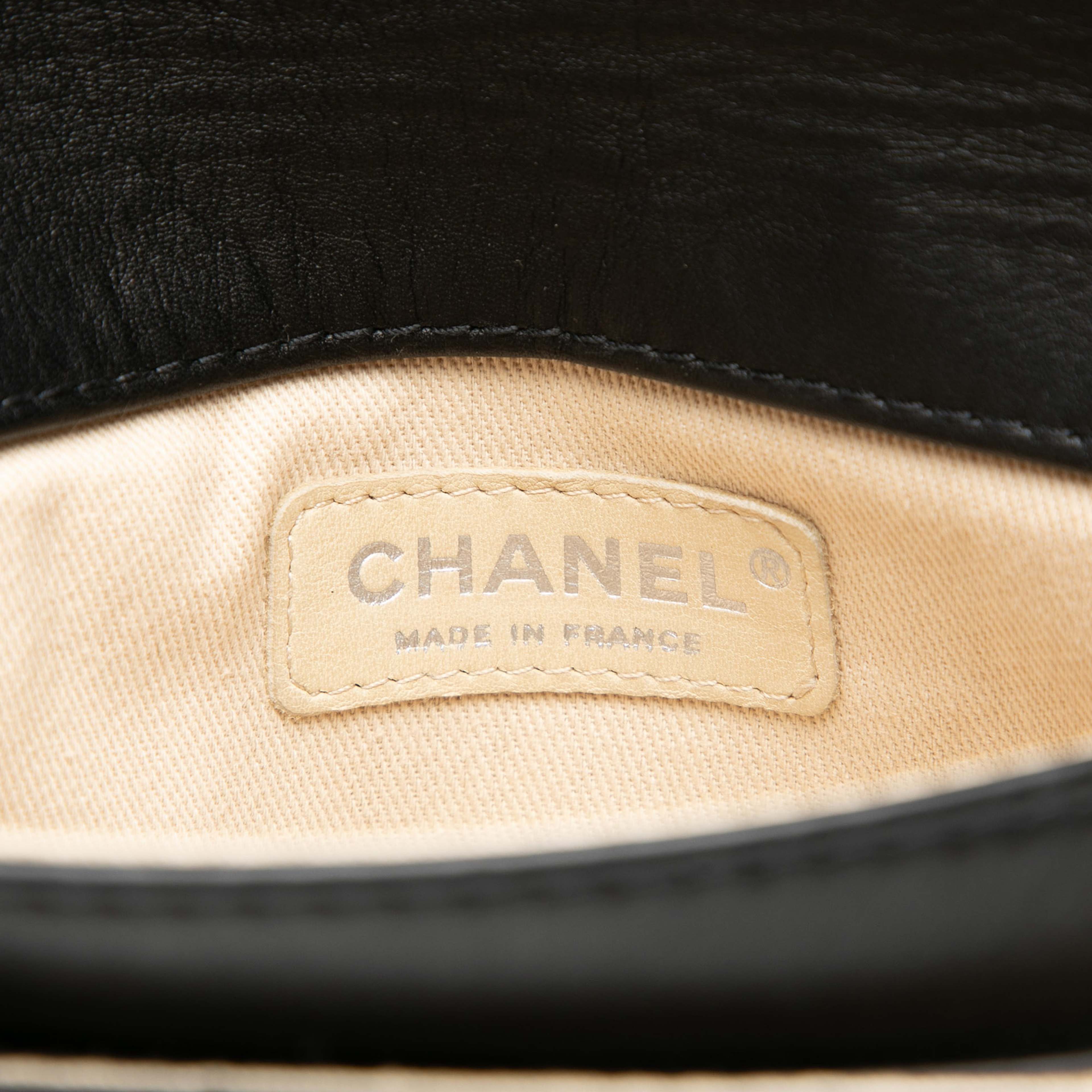 Chanel Mini Calfskin Giant Mademoiselle Turnlock Flap, från Luxclusif, i färgen black. Klicka för att öppna bilden i stort format