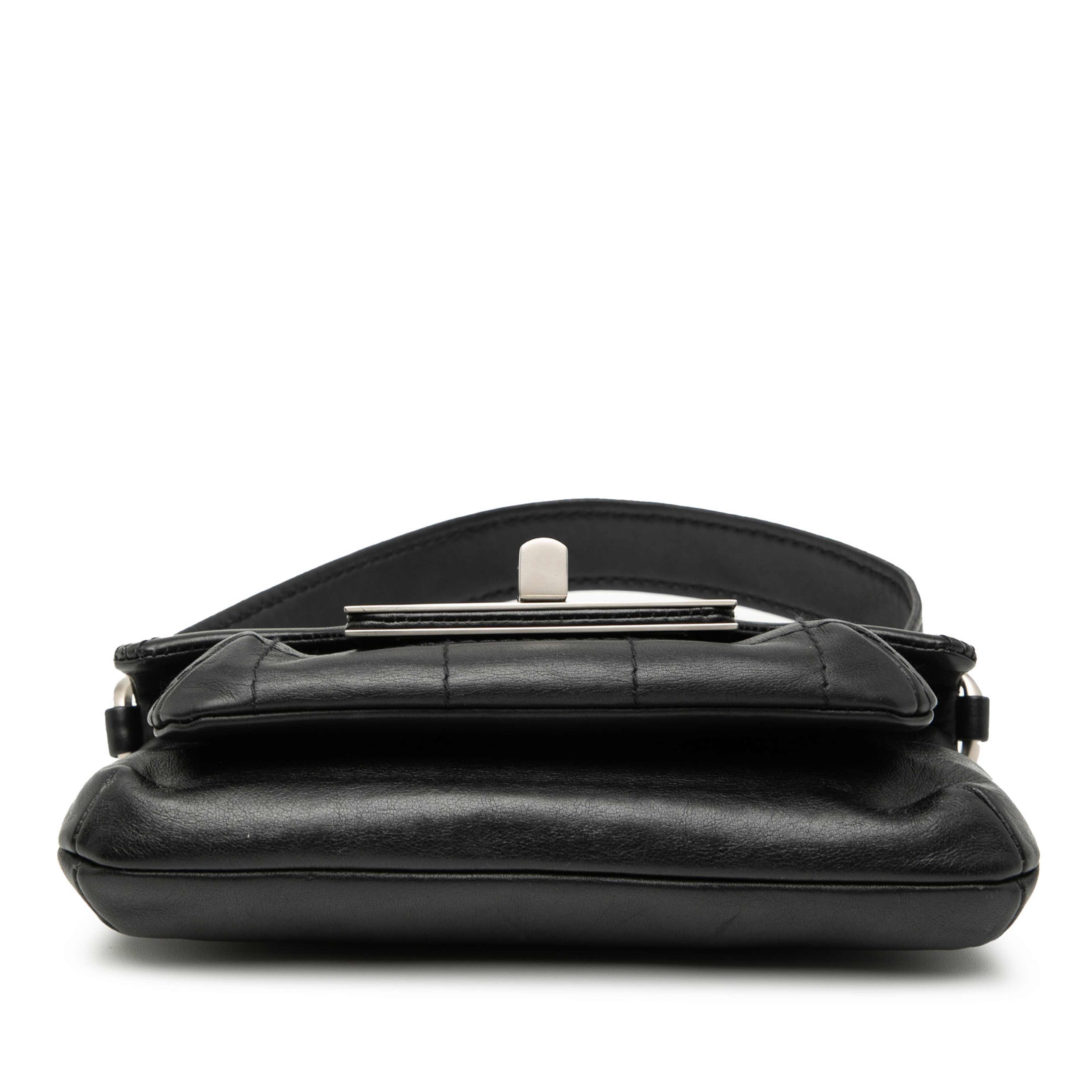 Chanel Mini Calfskin Giant Mademoiselle Turnlock Flap, från Luxclusif, i färgen black. Klicka för att öppna bilden i stort format