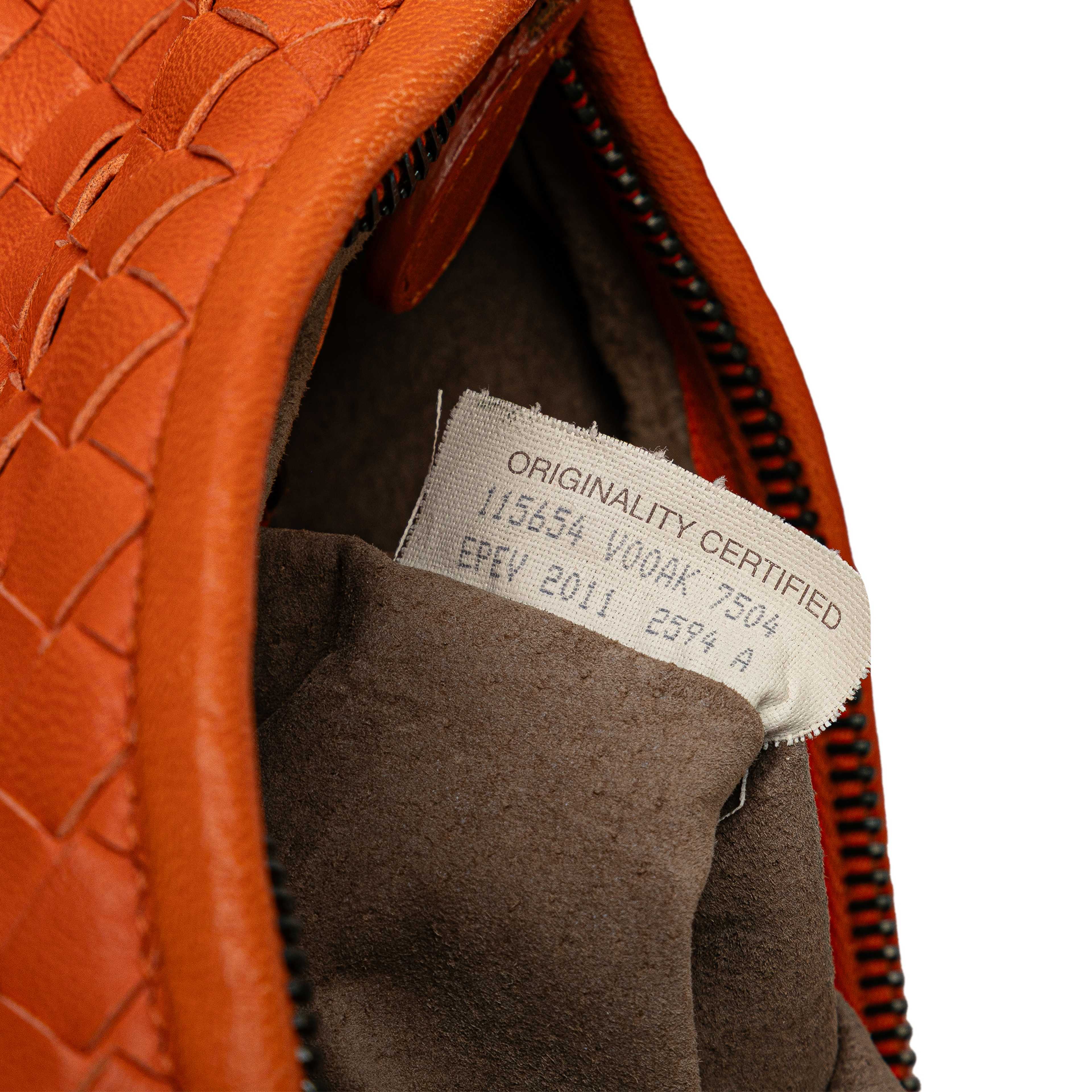 Bottega Veneta Medium Nappa Intrecciato Fuzzy Veneta Hobo, från Luxclusif, i färgen orange. Klicka för att öppna bilden i stort format