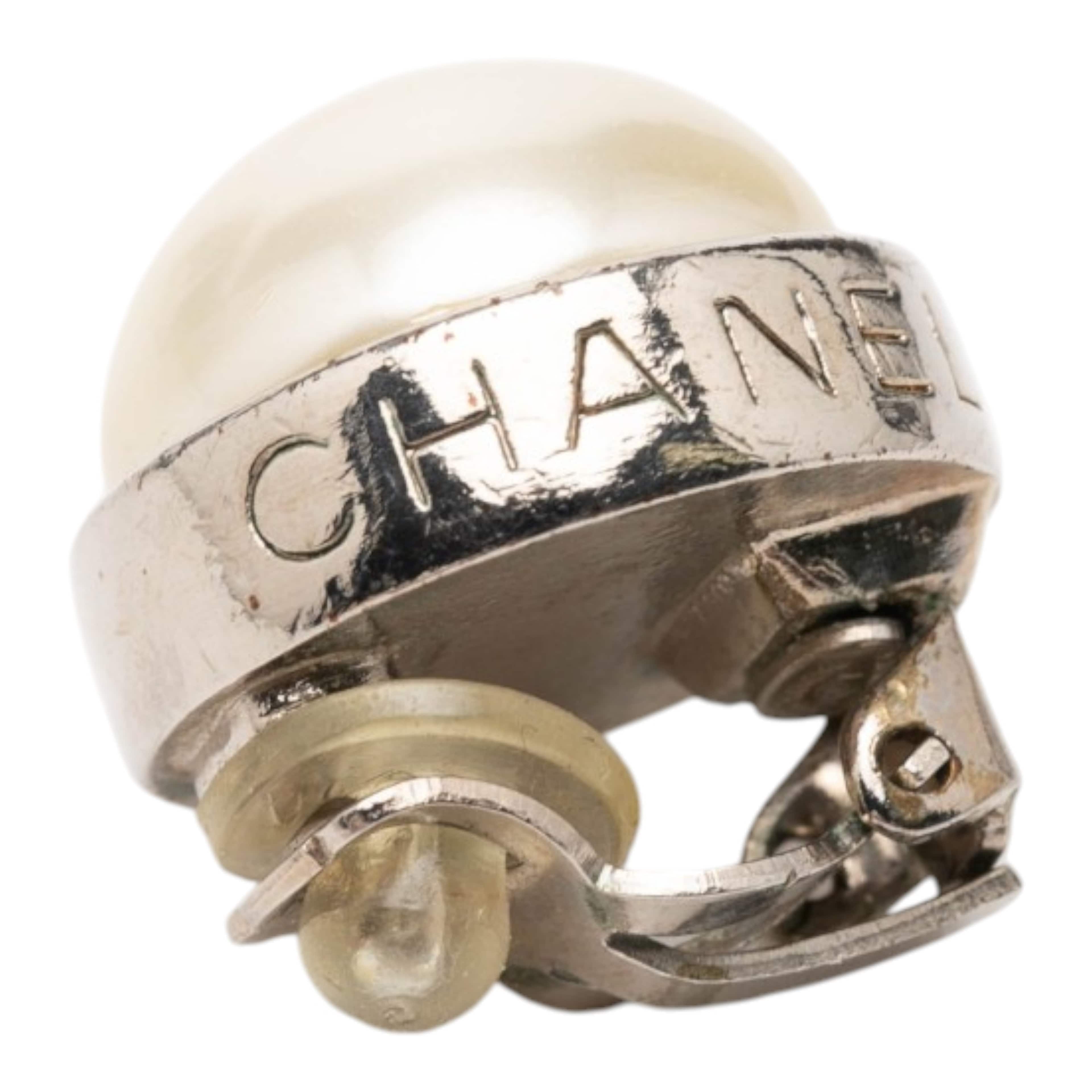 Chanel Gold Plated Faux Pearl Round Clip On Earrings, från Luxclusif, i färgen pearl. Klicka för att öppna bilden i stort format