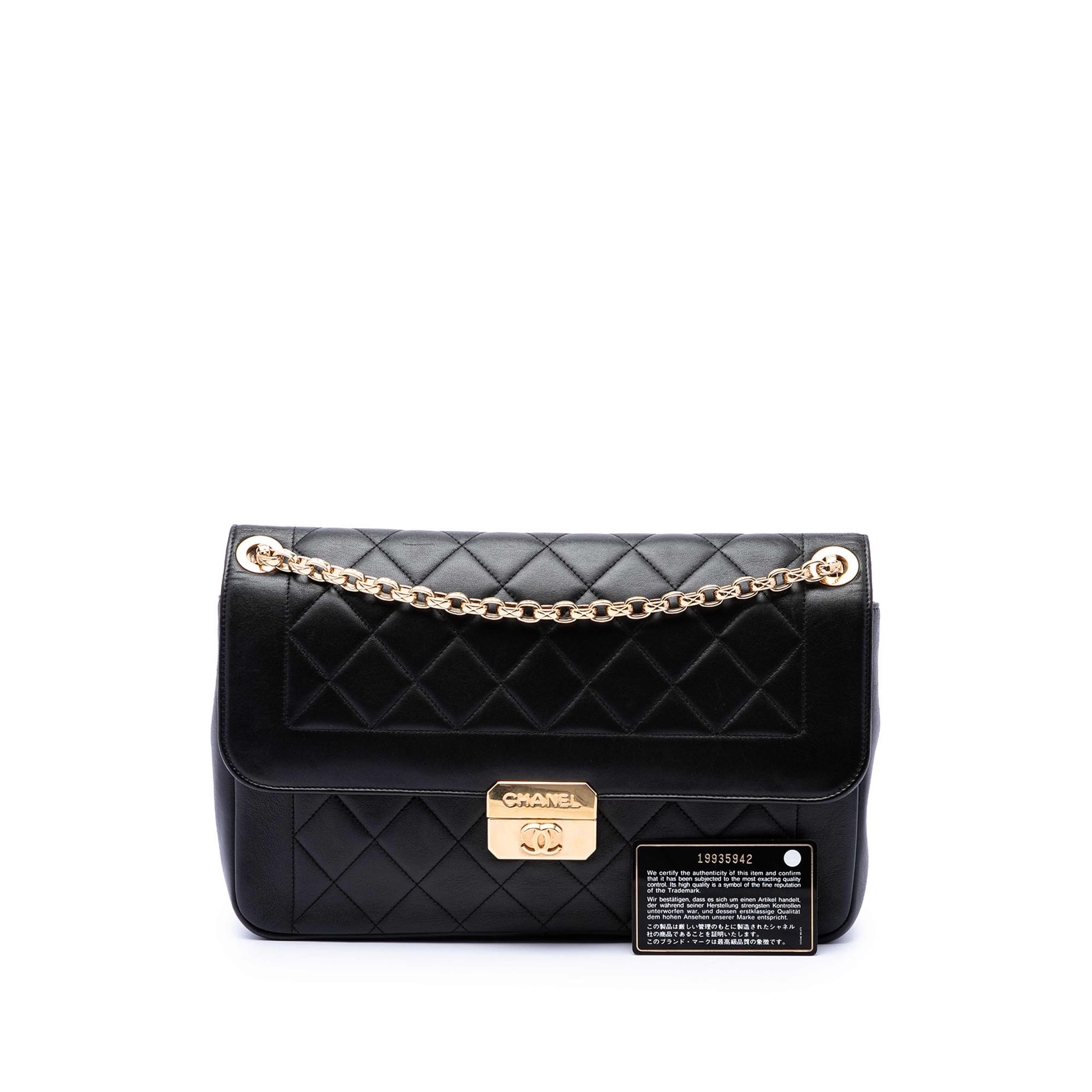 Chanel Large Lambskin Chic With Me Flap, från Luxclusif, i färgen svart. Klicka för att öppna bilden i stort format