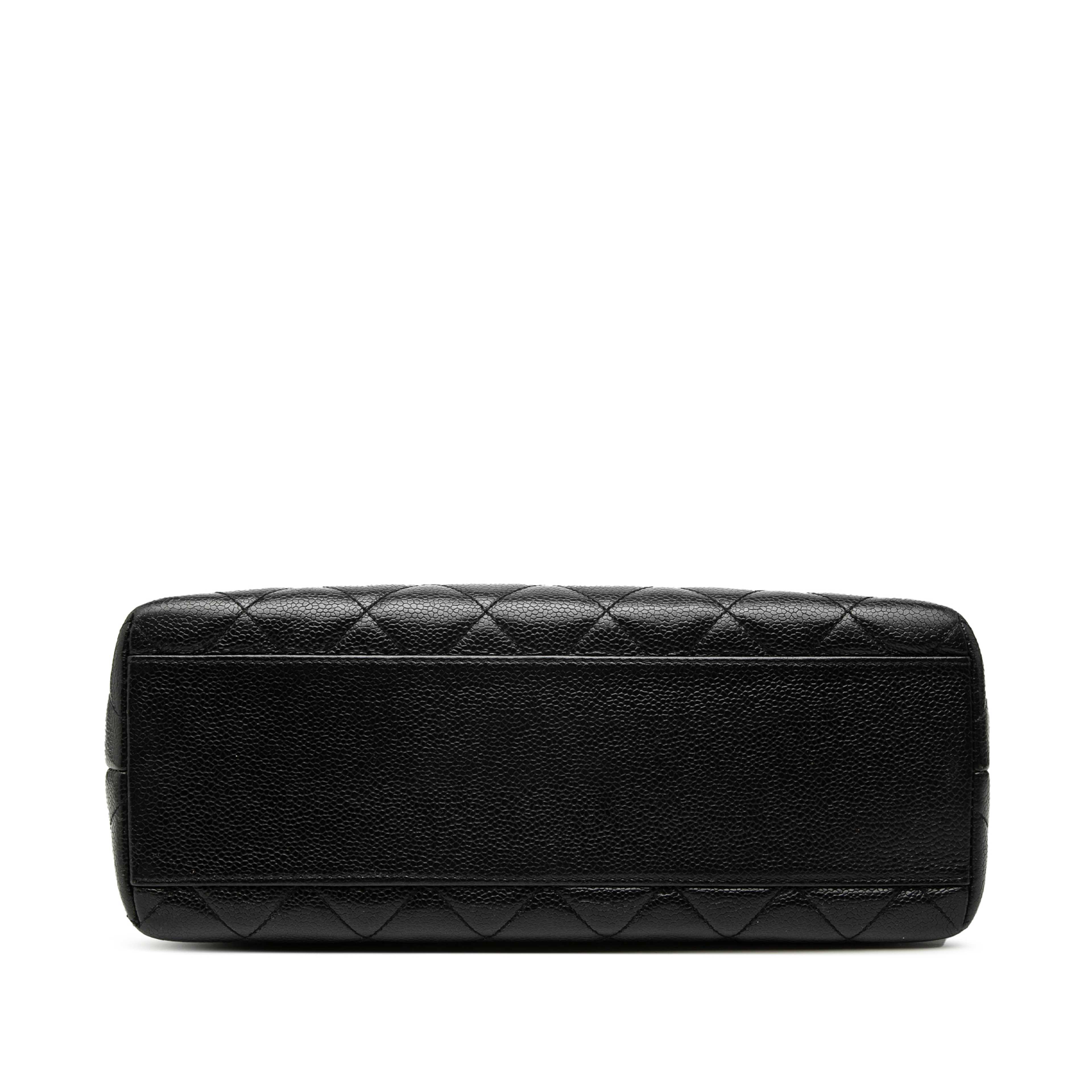 Chanel Cc Quilted Caviar Kelly Top Handle Bag, från Luxclusif, i färgen black. Klicka för att öppna bilden i stort format