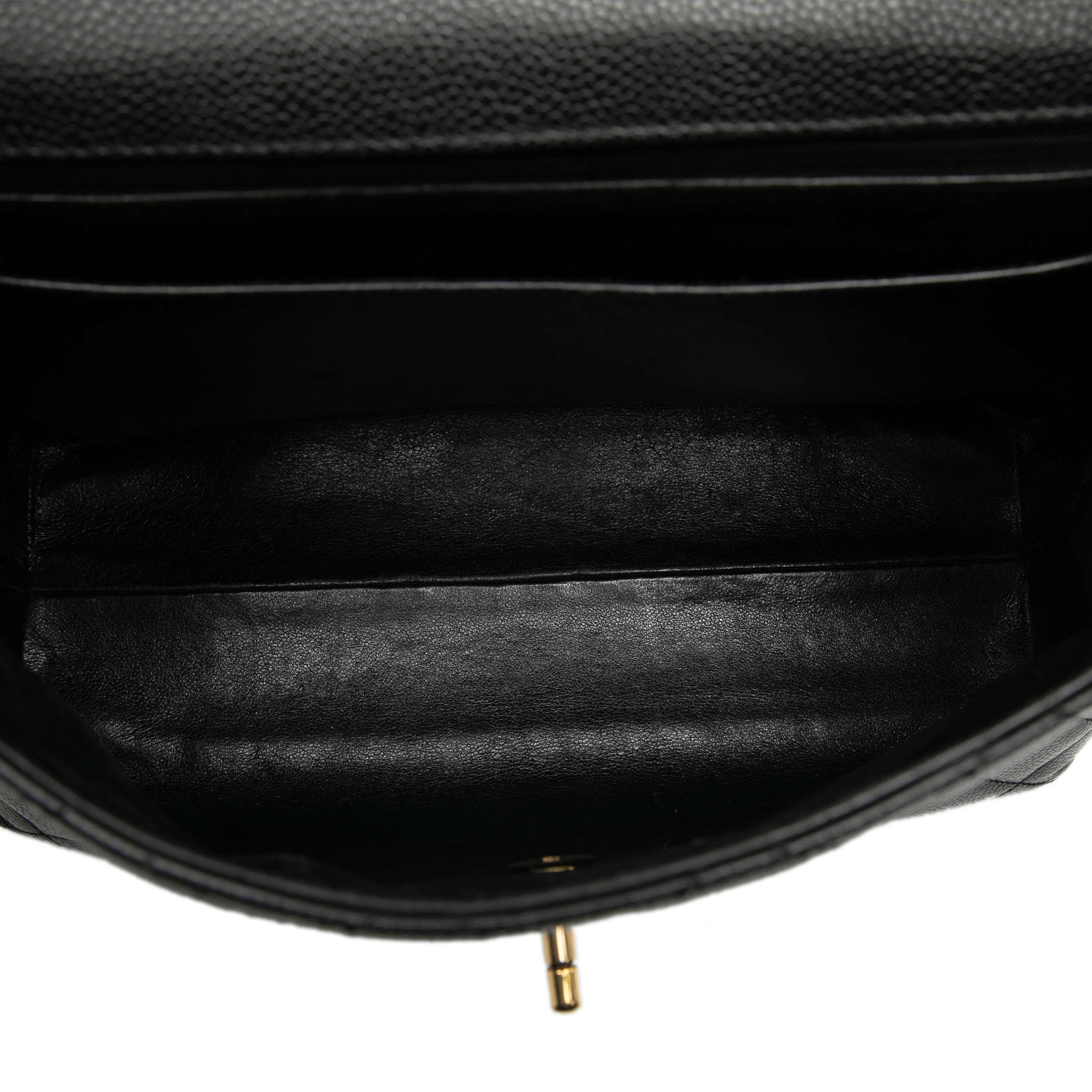 Chanel Cc Quilted Caviar Kelly Top Handle Bag, från Luxclusif, i färgen black. Klicka för att öppna bilden i stort format