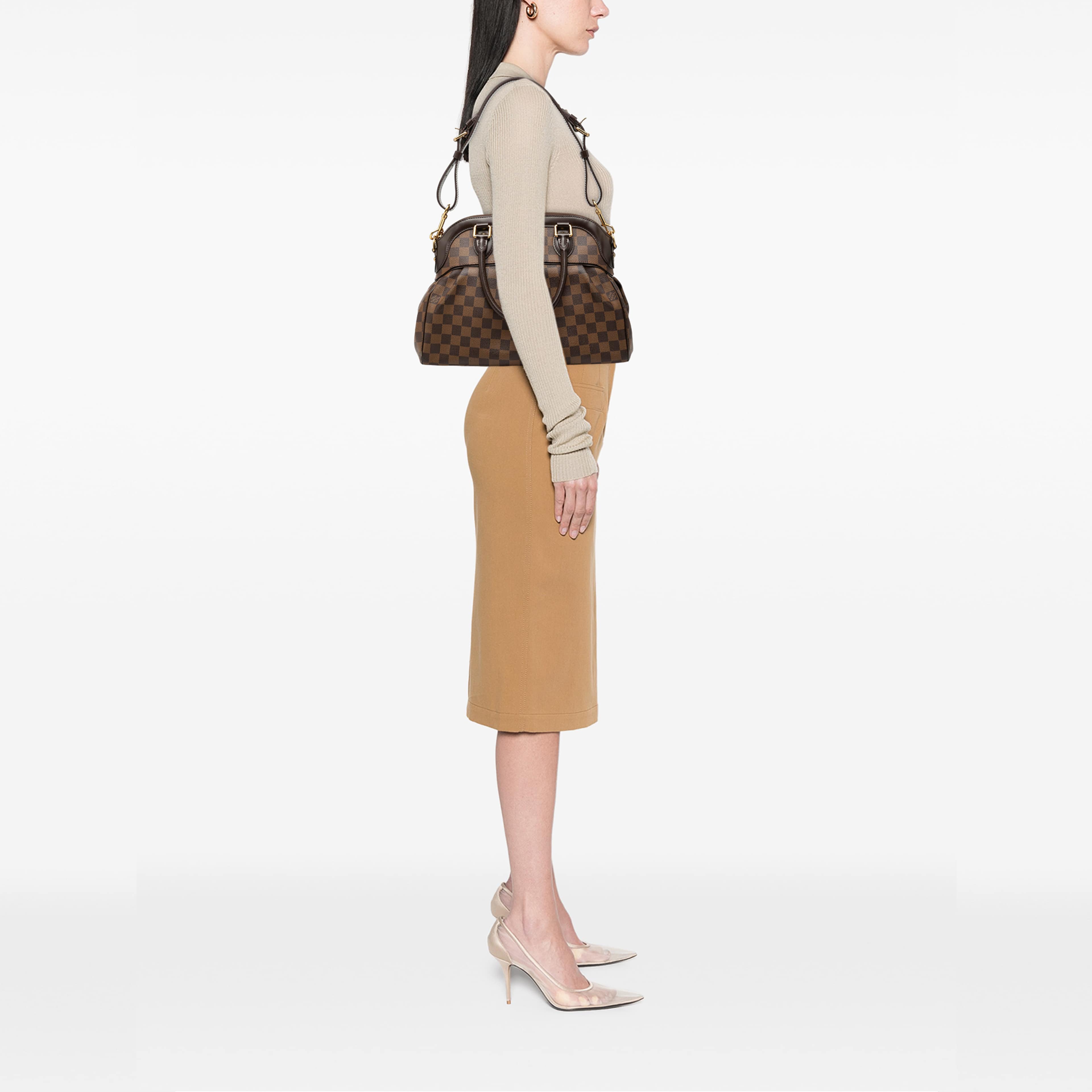 Louis Vuitton Damier Ebene Trevi Pm, från Luxclusif, i färgen brun. Klicka för att öppna bilden i stort format
