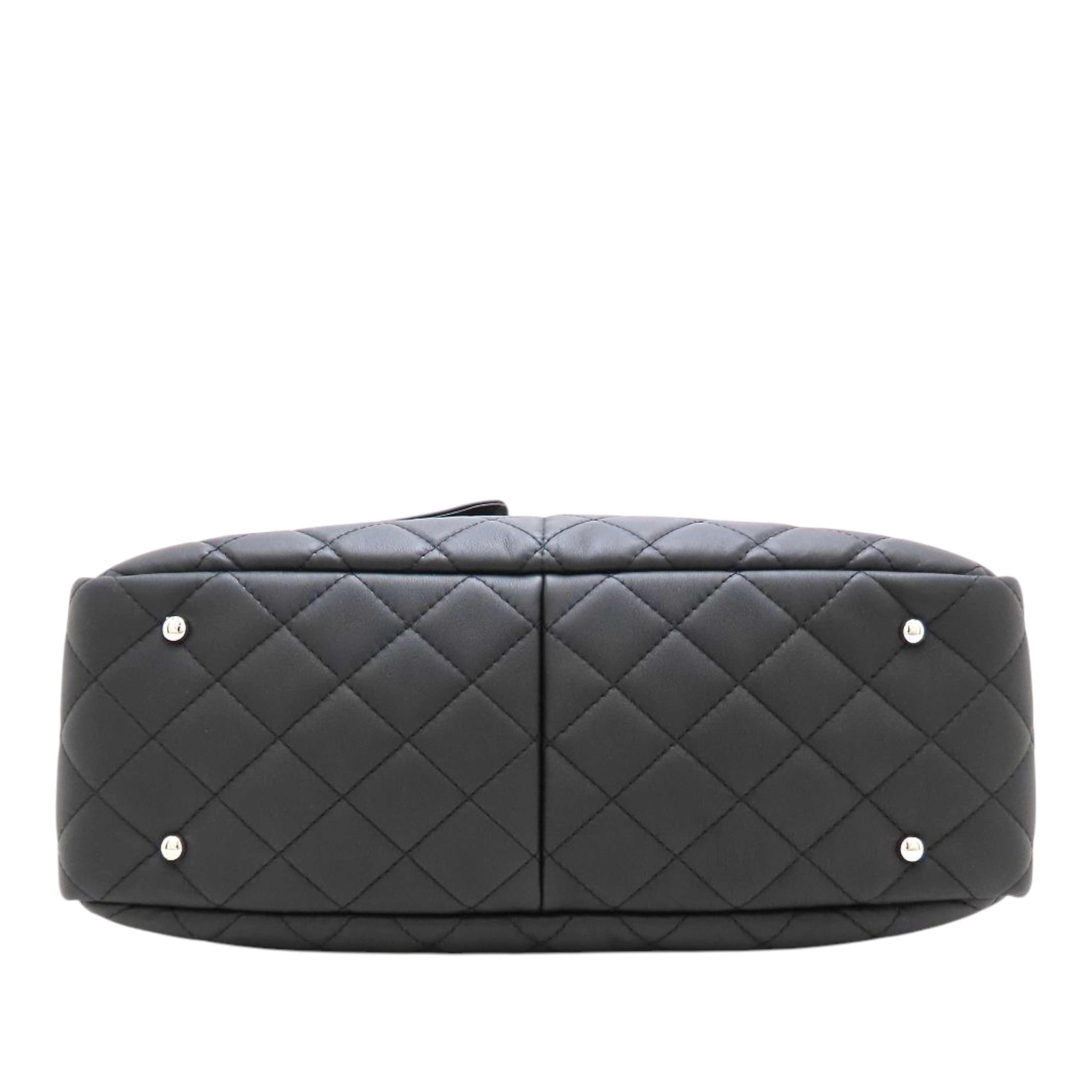 Chanel Cc Quilted Calfskin Ultra Pocket Shopping Tote, från Luxclusif, i färgen black. Klicka för att öppna bilden i stort format