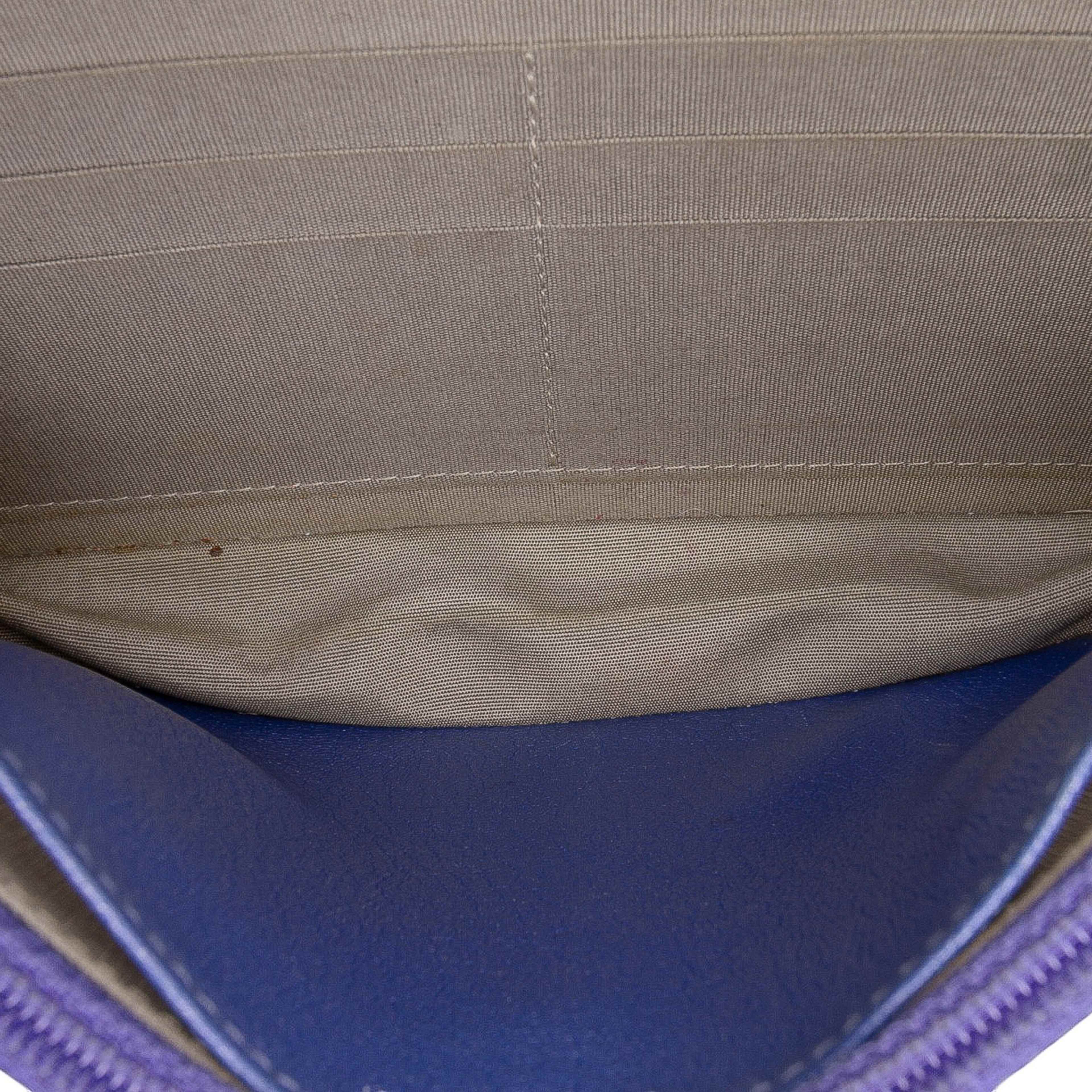 Chanel Cc Calfskin Double Stitched Wallet On Chain, från Luxclusif, i färgen blue. Klicka för att öppna bilden i stort format