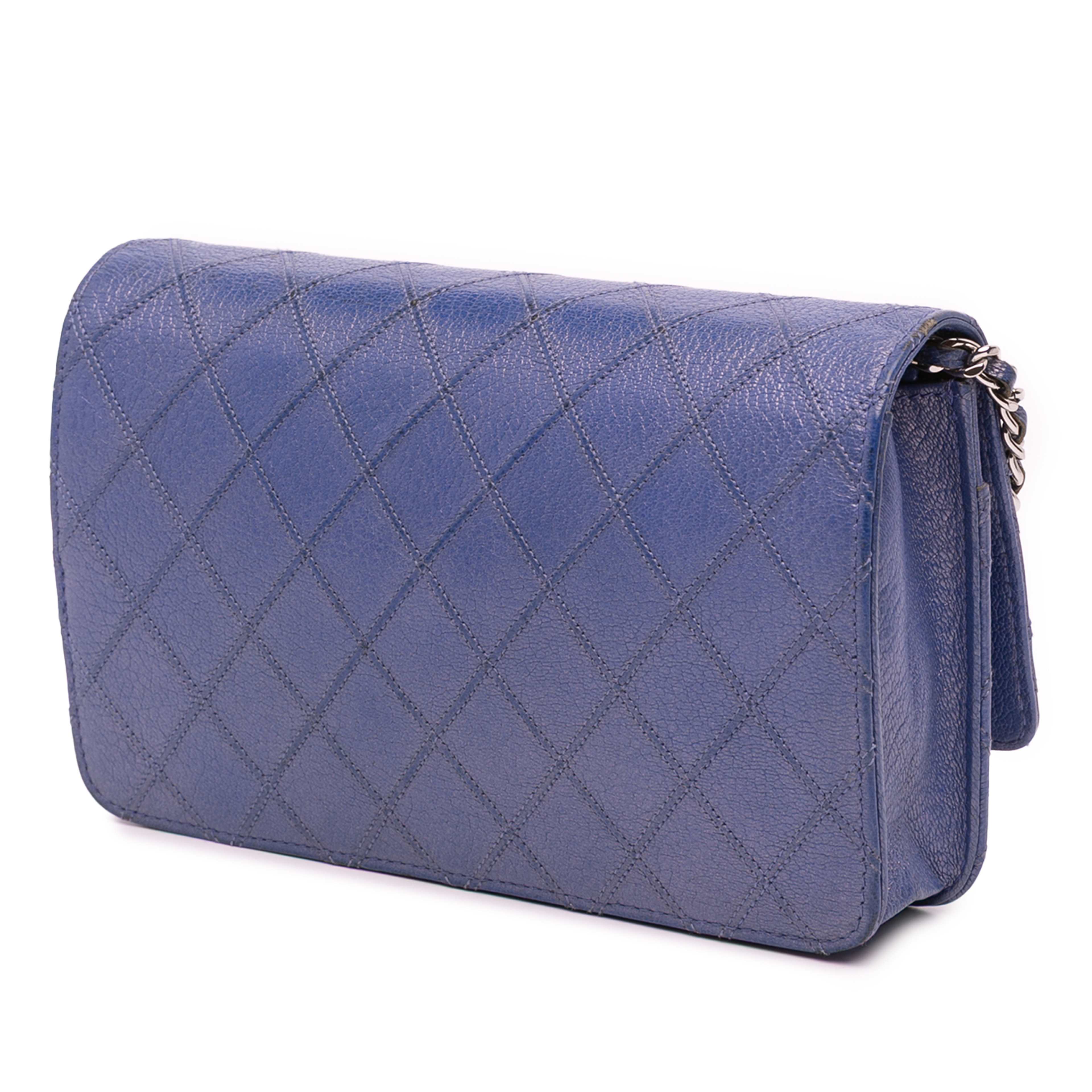 Chanel Cc Calfskin Double Stitched Wallet On Chain, från Luxclusif, i färgen blue. Klicka för att öppna bilden i stort format