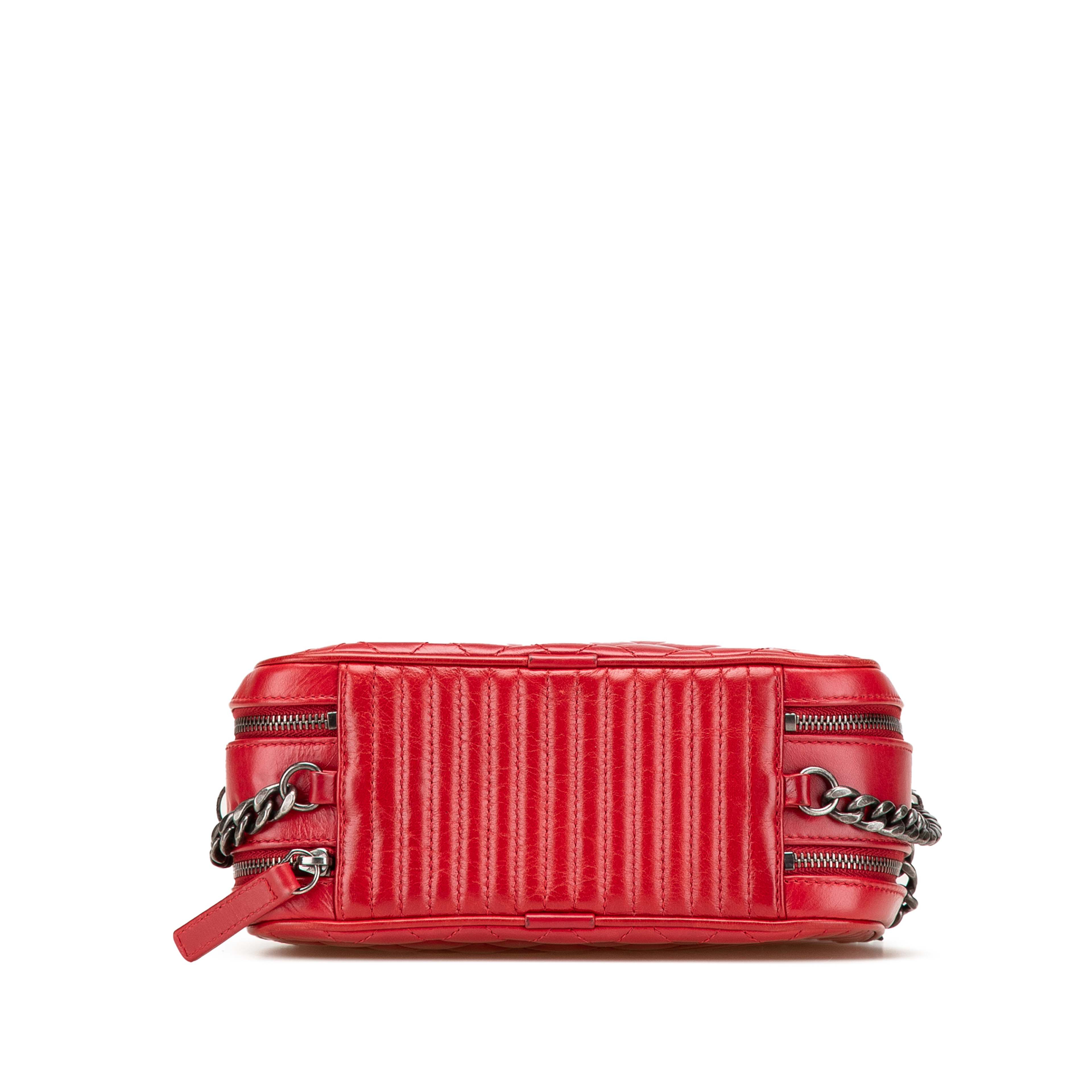 Chanel Small Quilted Glazed Calfskin Coco Boy Camera Bag, från Luxclusif, i färgen röd. Klicka för att öppna bilden i stort format