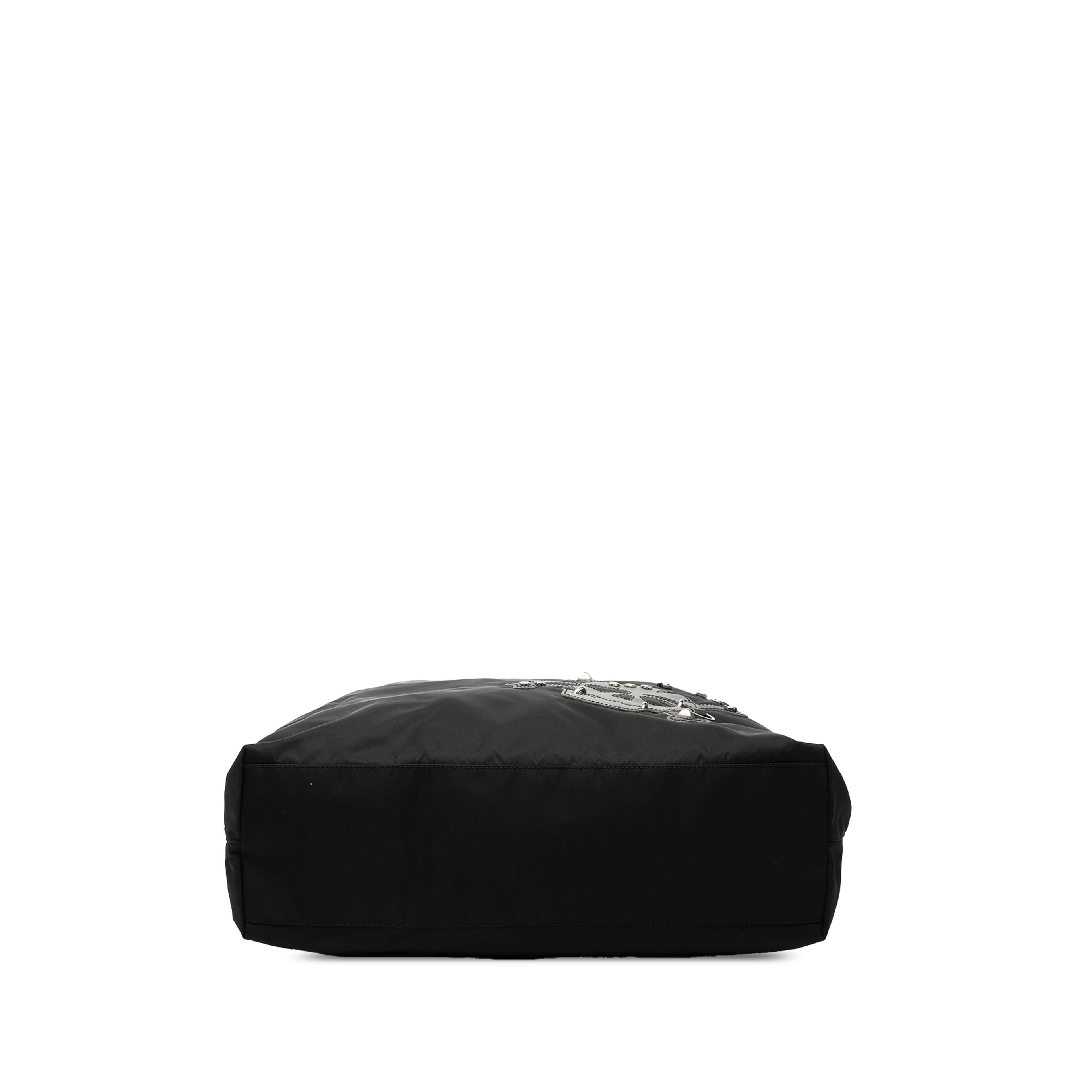 Prada Tessuto Skull Tote, från Luxclusif, i färgen black. Klicka för att öppna bilden i stort format