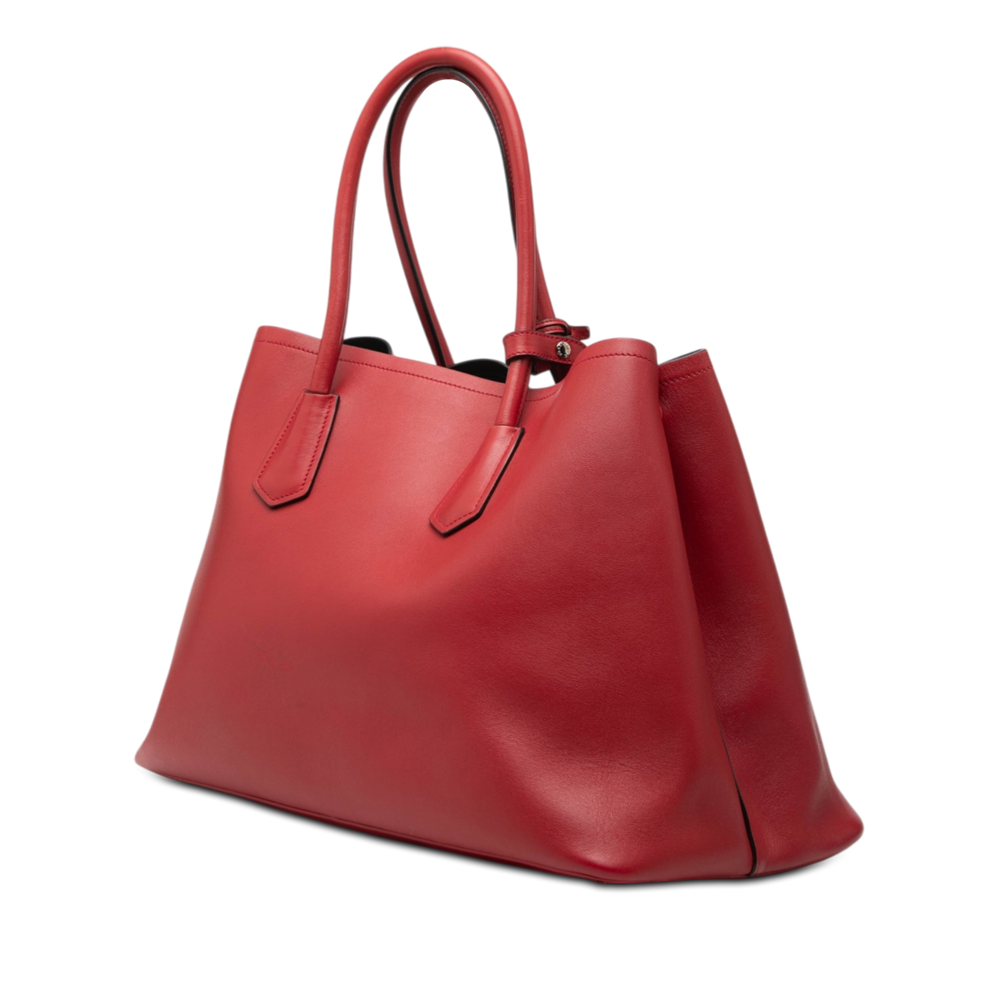 Prada Large Saffiano Cuir Double Satchel, från Luxclusif, i färgen red. Klicka för att öppna bilden i stort format