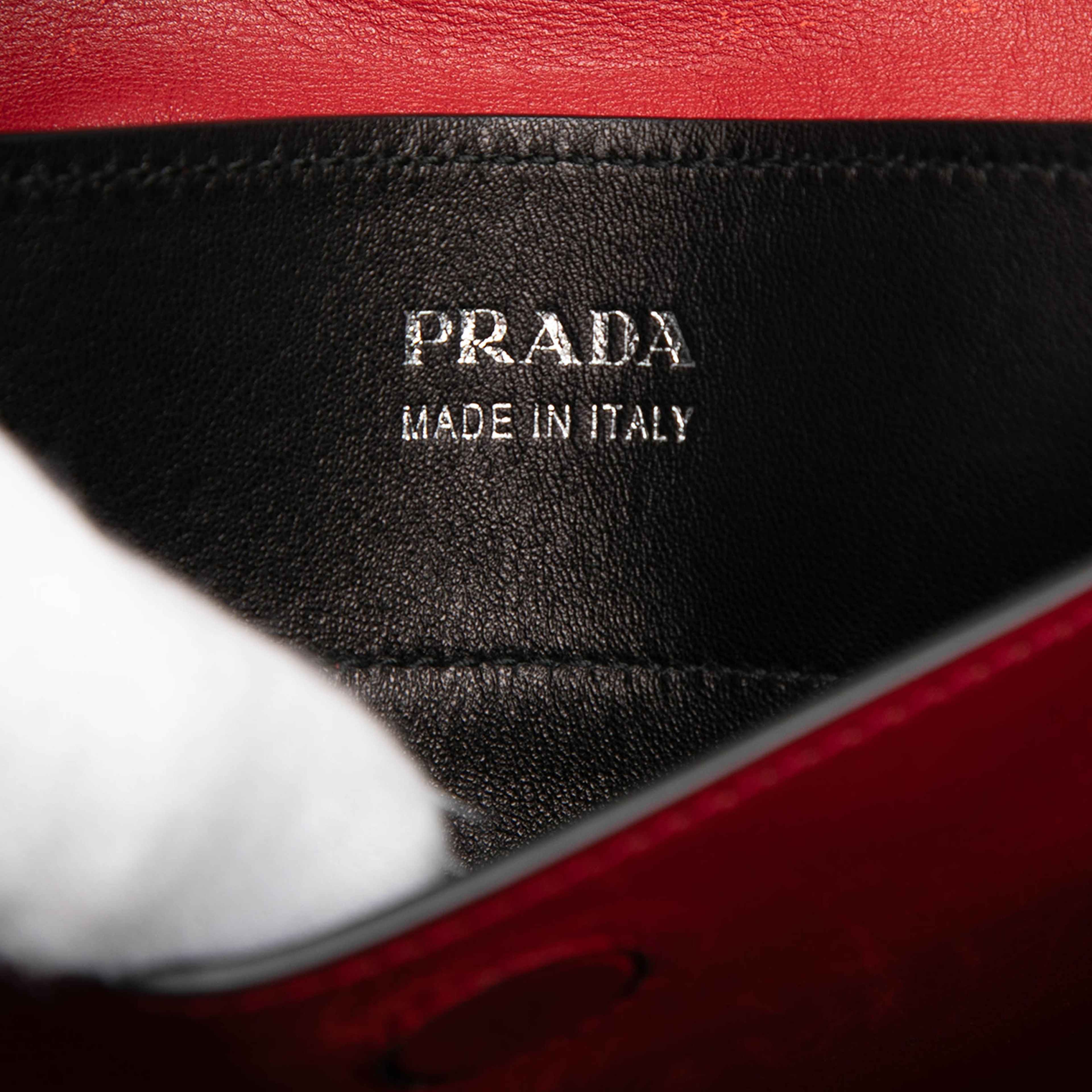Prada Large Saffiano Cuir Double Satchel, från Luxclusif, i färgen red. Klicka för att öppna bilden i stort format