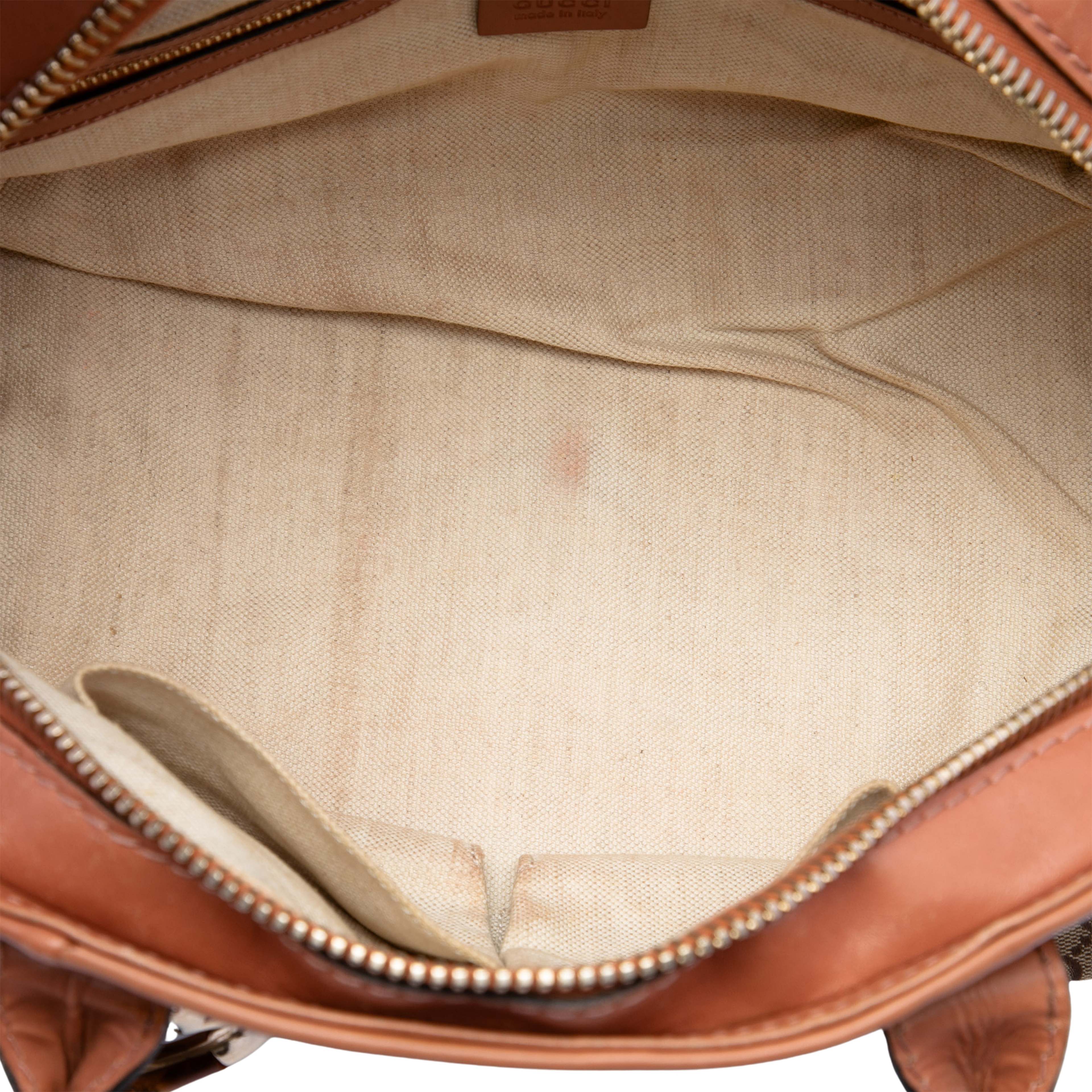 Gucci Gg Canvas Heart Bit Satchel, från Luxclusif, i färgen beige. Klicka för att öppna bilden i stort format
