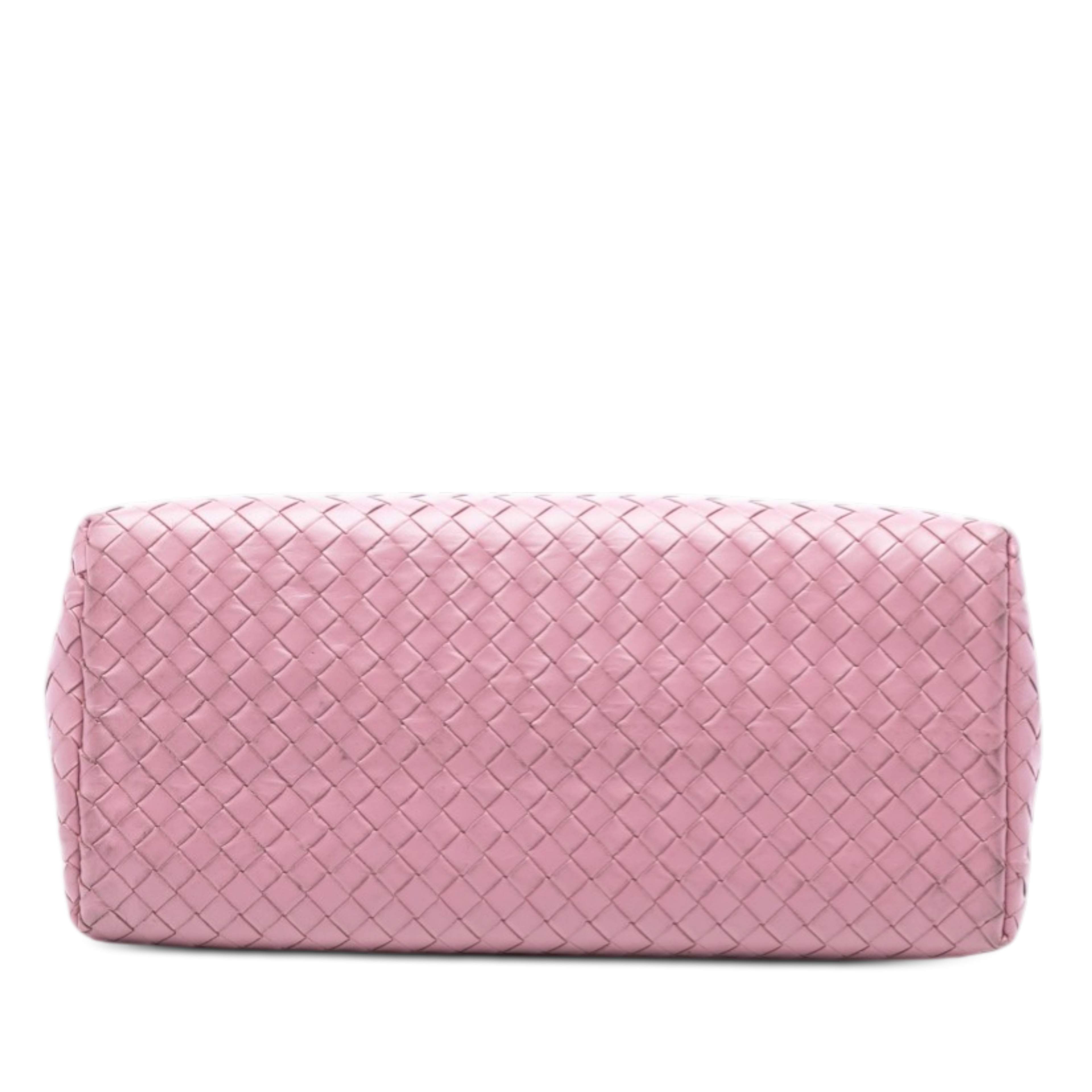 Bottega Veneta Small Nappa Intrecciato Roma Satchel, från Luxclusif, i färgen rosa. Klicka för att öppna bilden i stort format