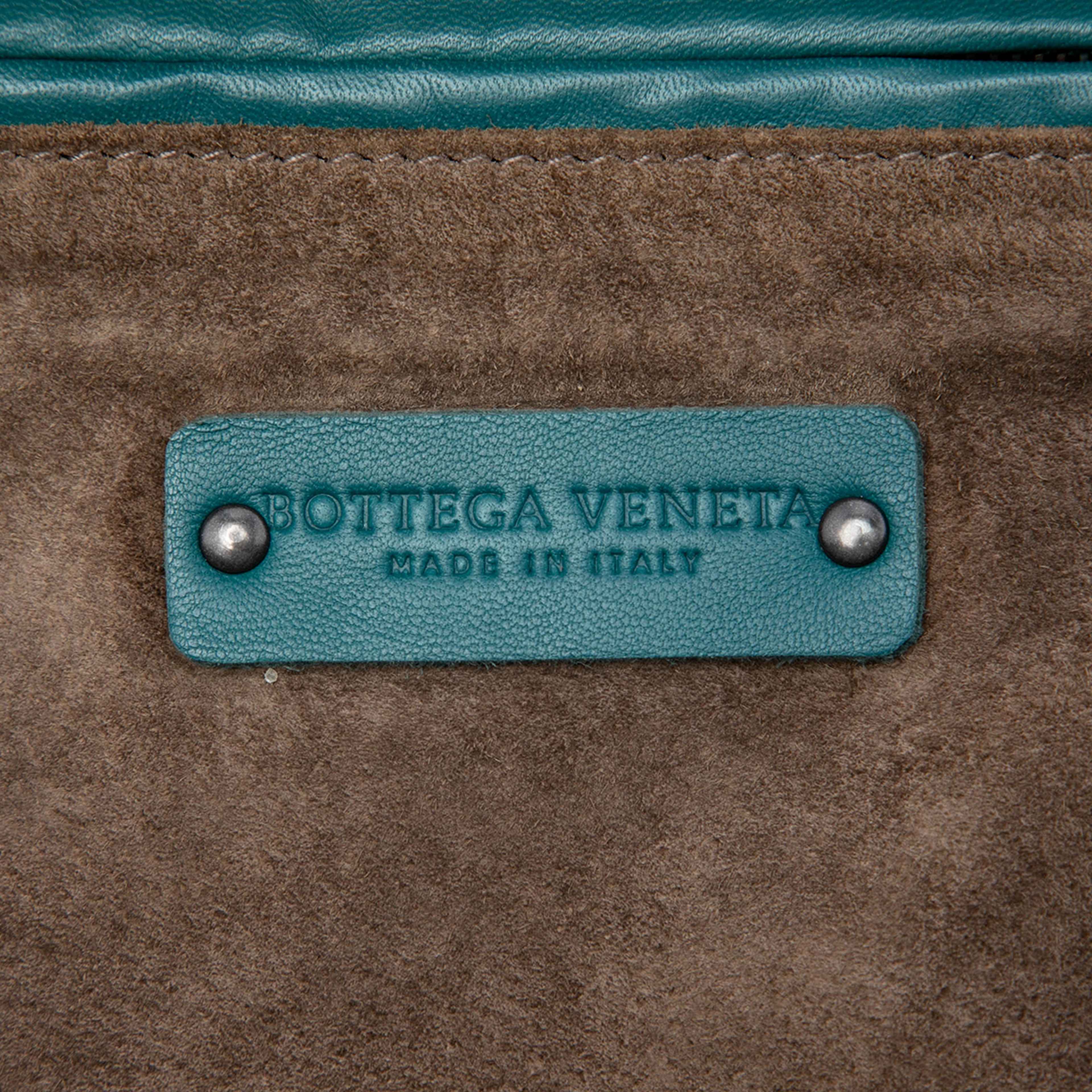 Bottega Veneta Nappa Intrecciato Cube Shoulder Bag, från Luxclusif, i färgen blå. Klicka för att öppna bilden i stort format