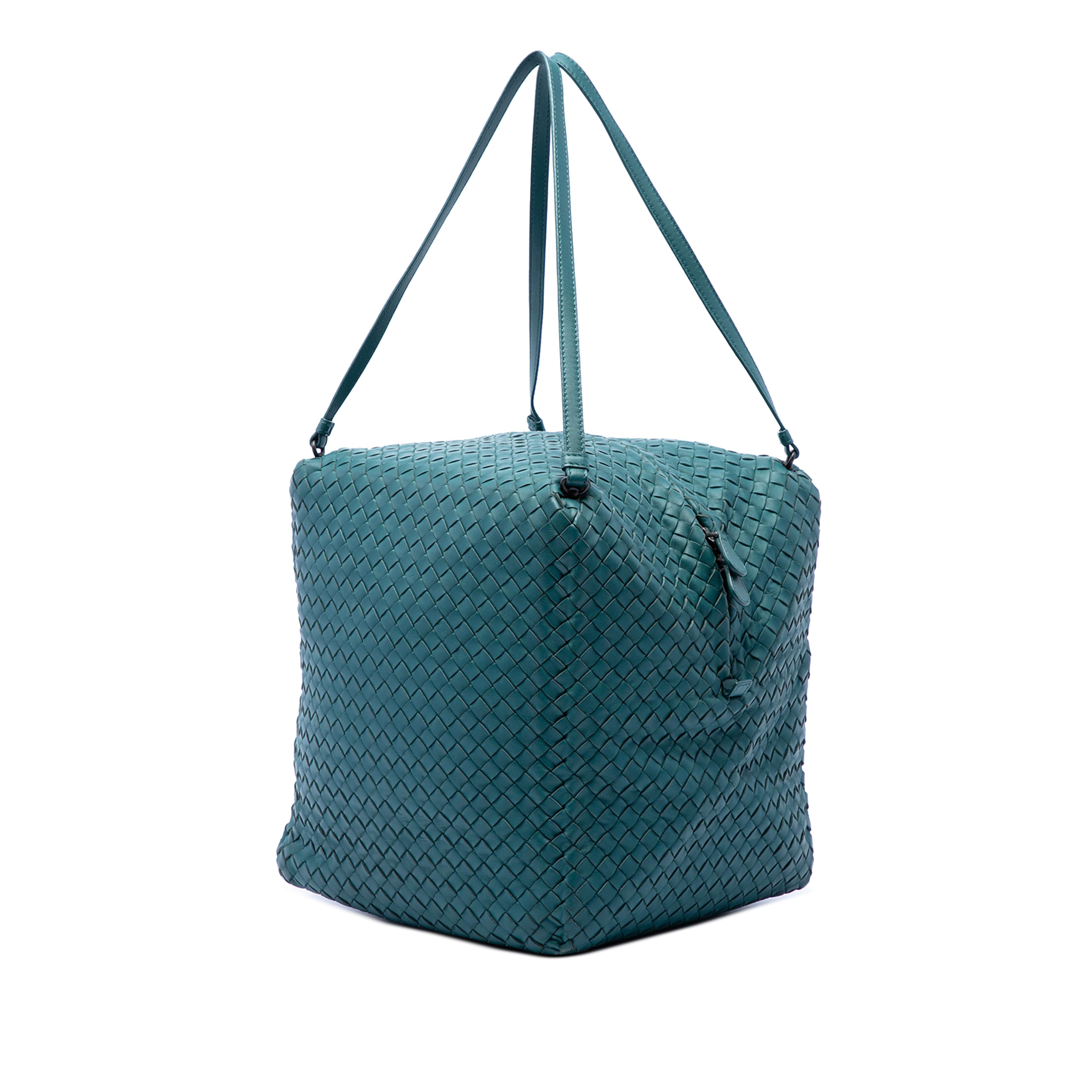 Bottega Veneta Nappa Intrecciato Cube Shoulder Bag, från Luxclusif, i färgen blå. Klicka för att öppna bilden i stort format
