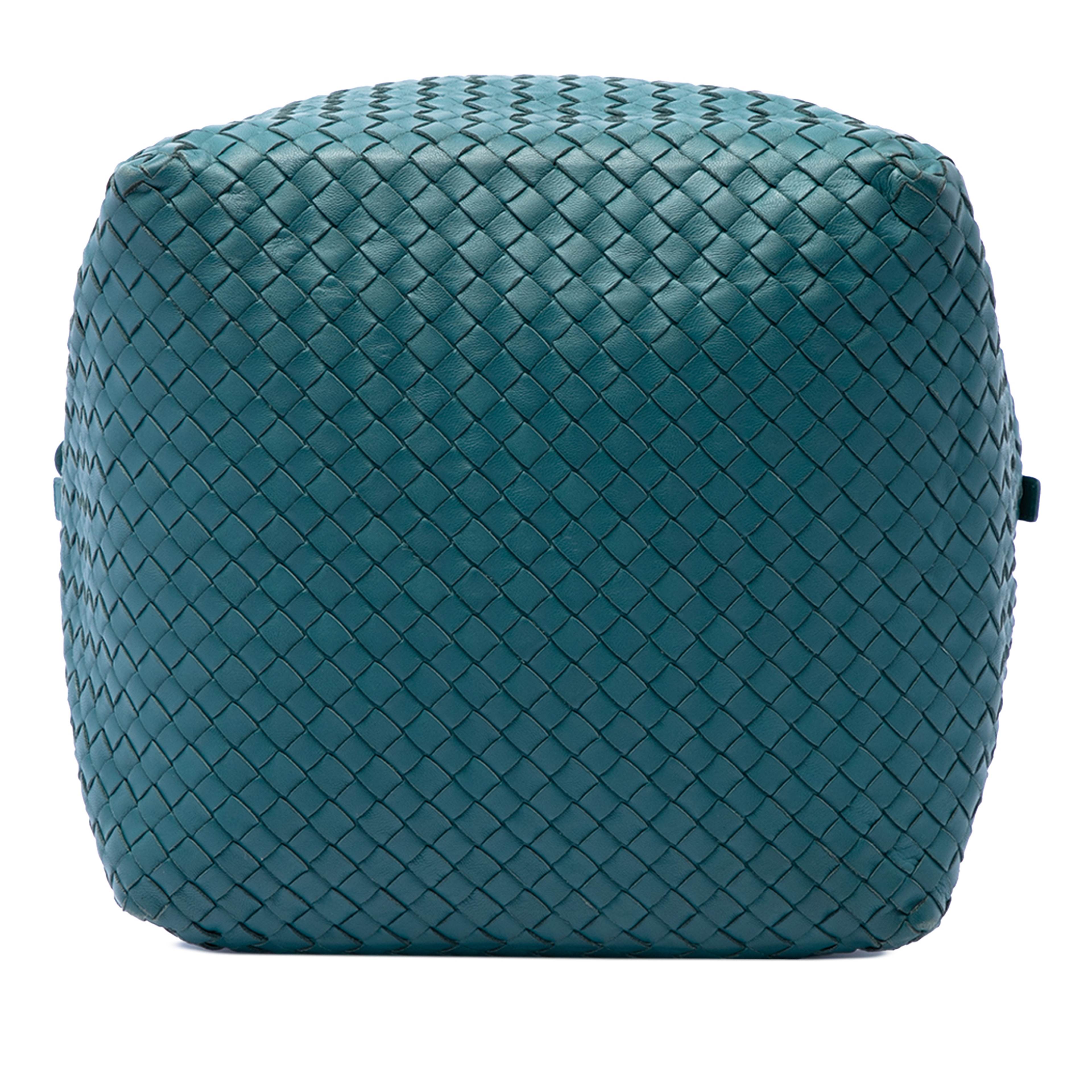 Bottega Veneta Nappa Intrecciato Cube Shoulder Bag, från Luxclusif, i färgen blå. Klicka för att öppna bilden i stort format