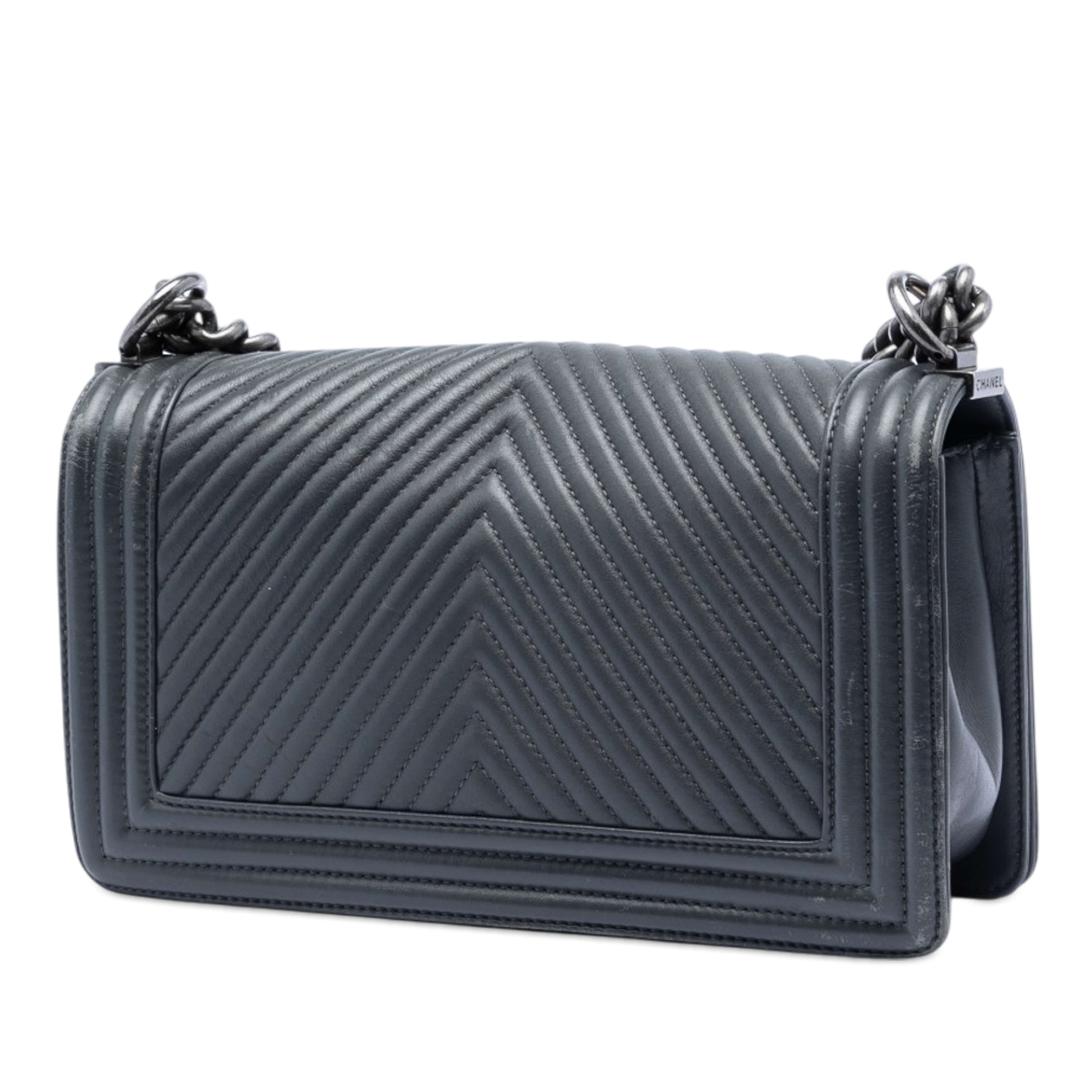 Chanel Old Medium Chevron Lambskin Boy Flap, från Luxclusif, i färgen dark gray. Klicka för att öppna bilden i stort format