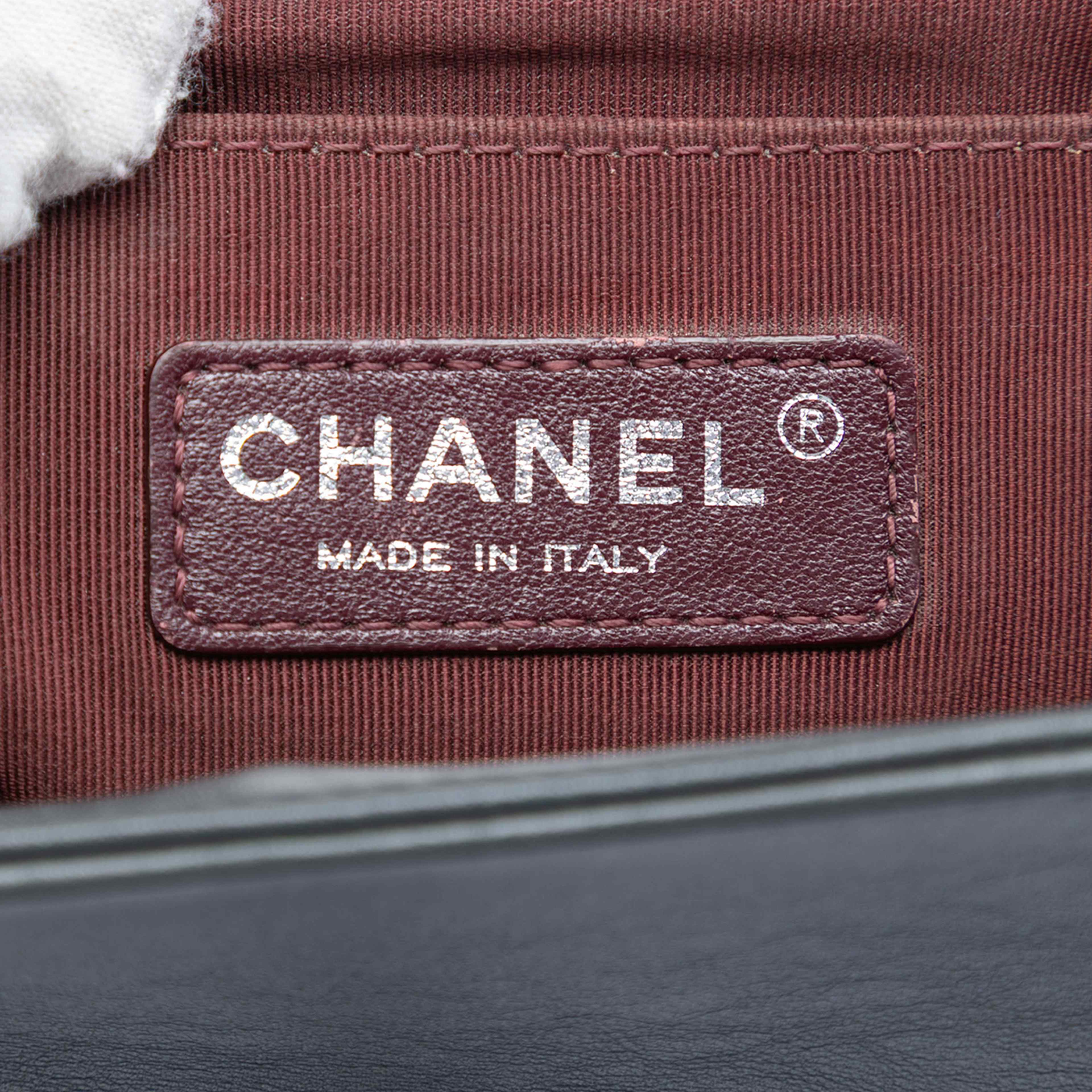 Chanel Old Medium Chevron Lambskin Boy Flap, från Luxclusif, i färgen dark gray. Klicka för att öppna bilden i stort format