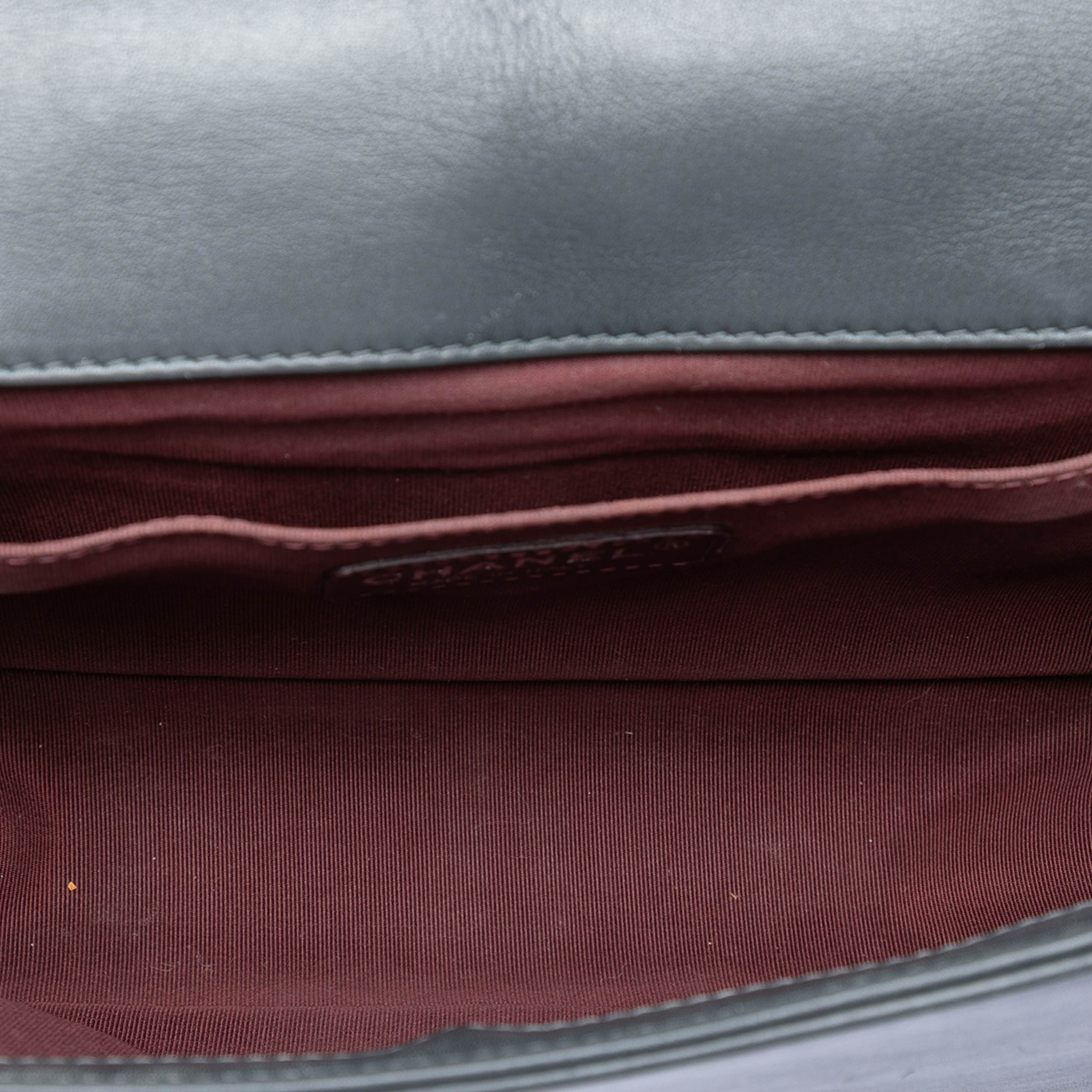 Chanel Old Medium Chevron Lambskin Boy Flap, från Luxclusif, i färgen dark gray. Klicka för att öppna bilden i stort format