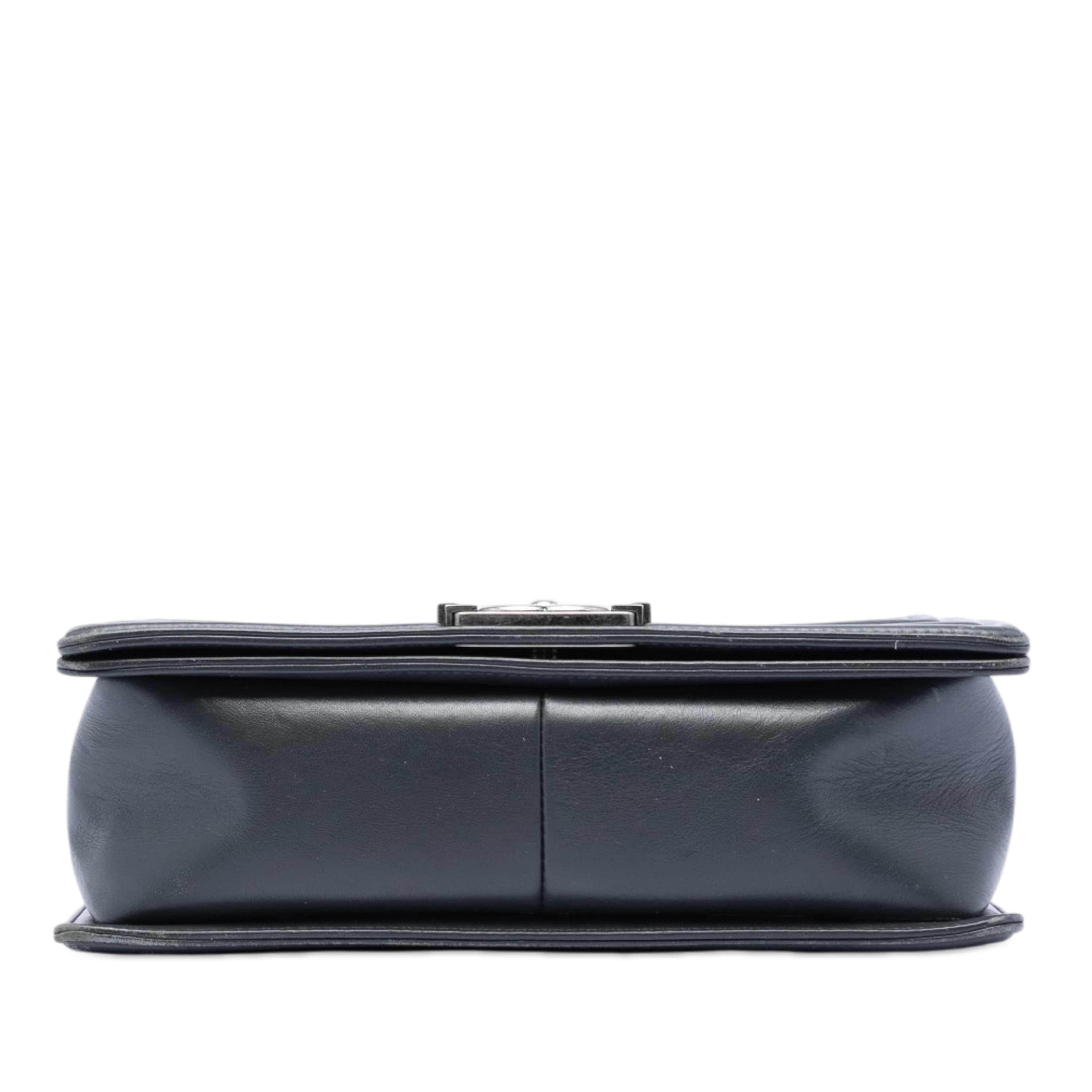 Chanel Old Medium Chevron Lambskin Boy Flap, från Luxclusif, i färgen dark gray. Klicka för att öppna bilden i stort format