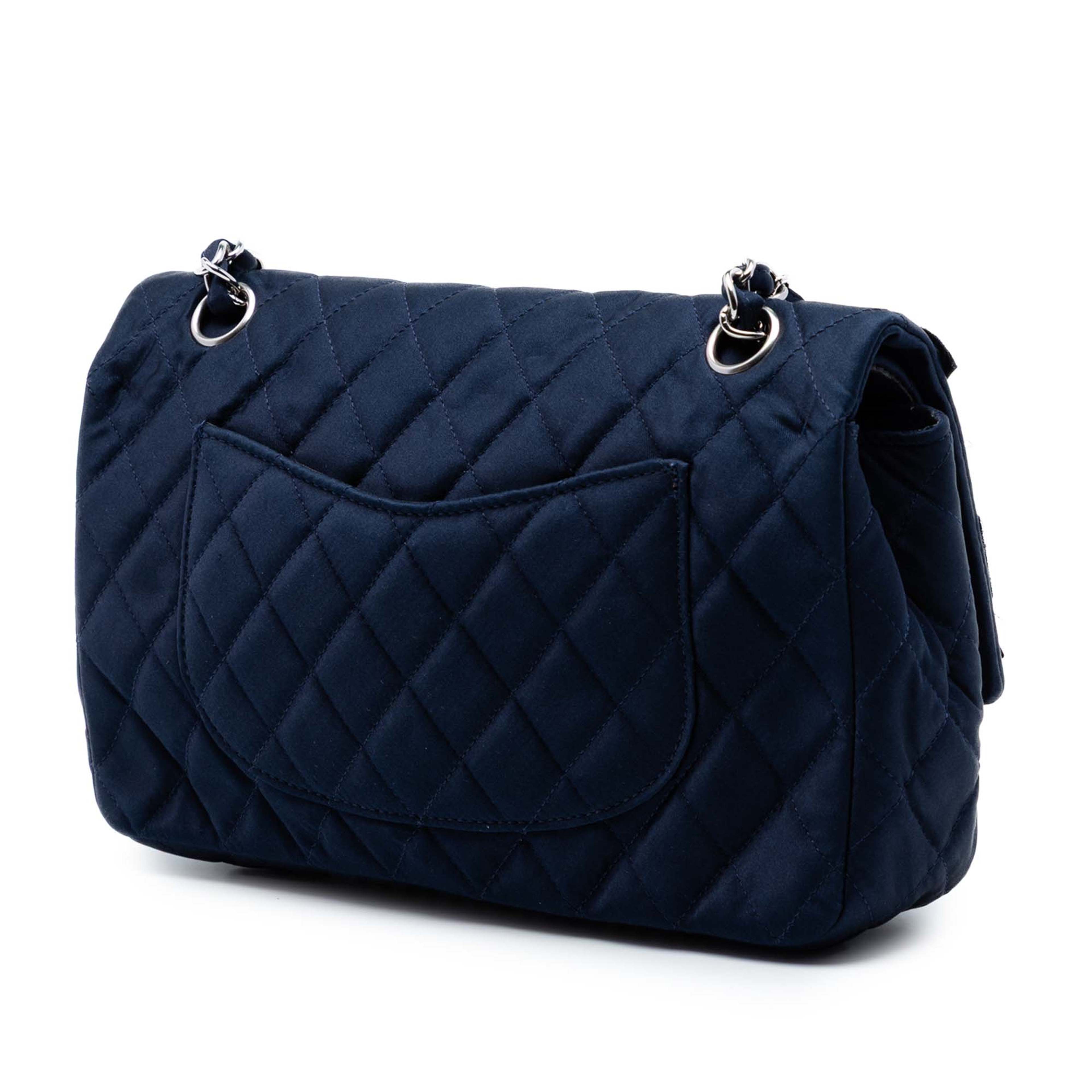 Chanel Medium Classic Satin Paillette Embellished Double Flap, från Luxclusif, i färgen blå. Klicka för att öppna bilden i stort format