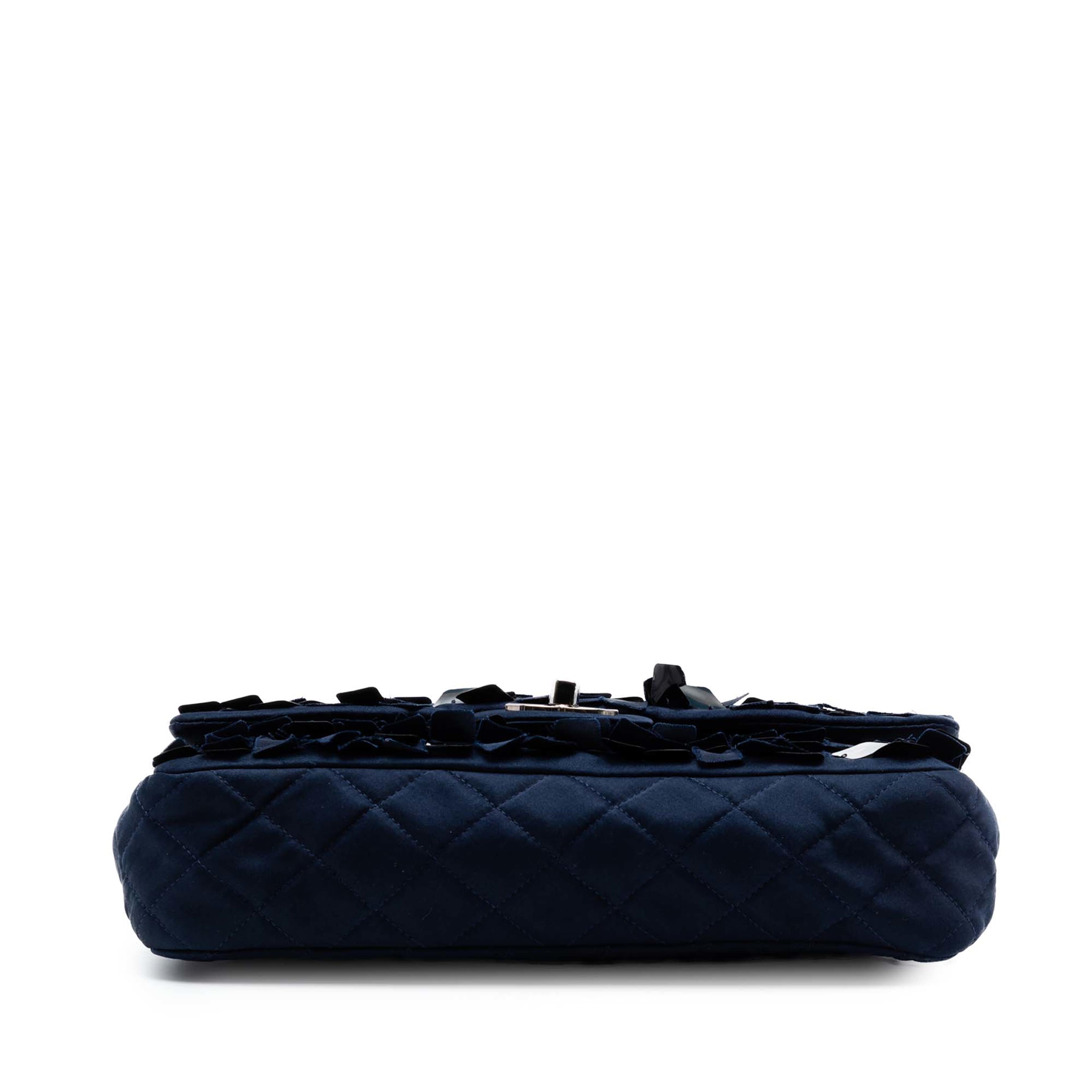 Chanel Medium Classic Satin Paillette Embellished Double Flap, från Luxclusif, i färgen blå. Klicka för att öppna bilden i stort format