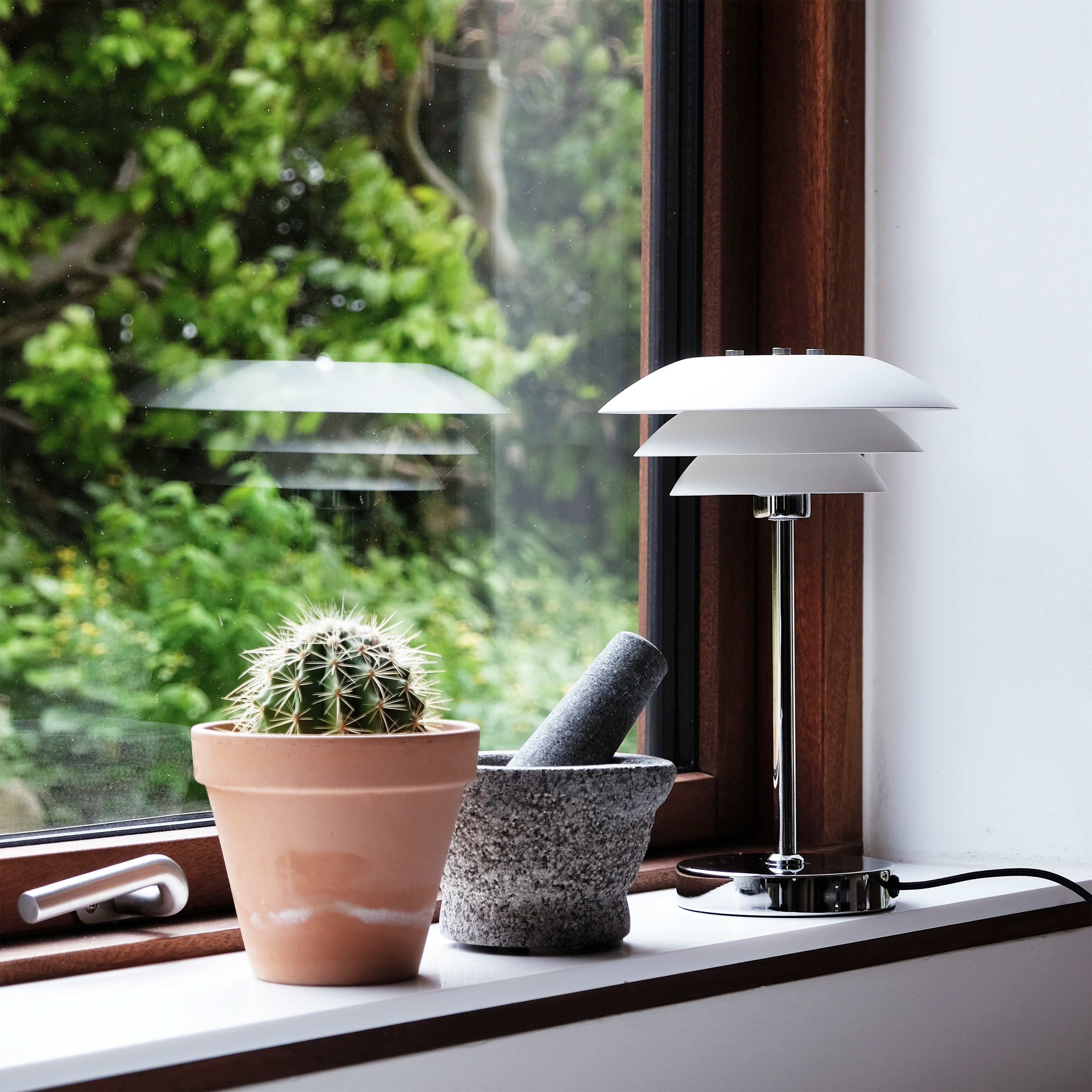 Dl20 Table Lamp, från Dyberg Larsen, i färgen white. Klicka för att öppna bilden i stort format