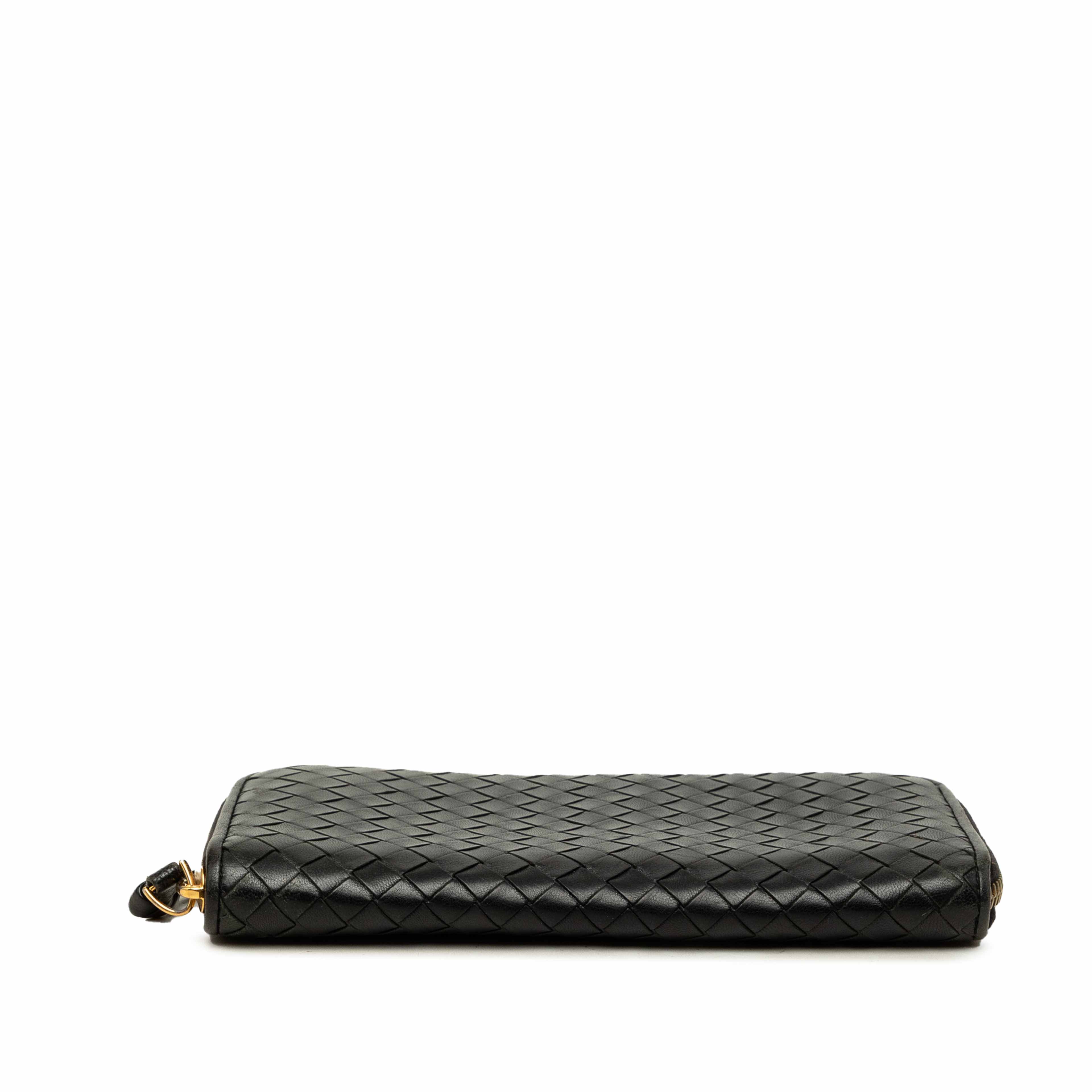 Bottega Veneta Nappa Intrecciato Zip Around Long Wallet, från Luxclusif, i färgen svart. Klicka för att öppna bilden i stort format