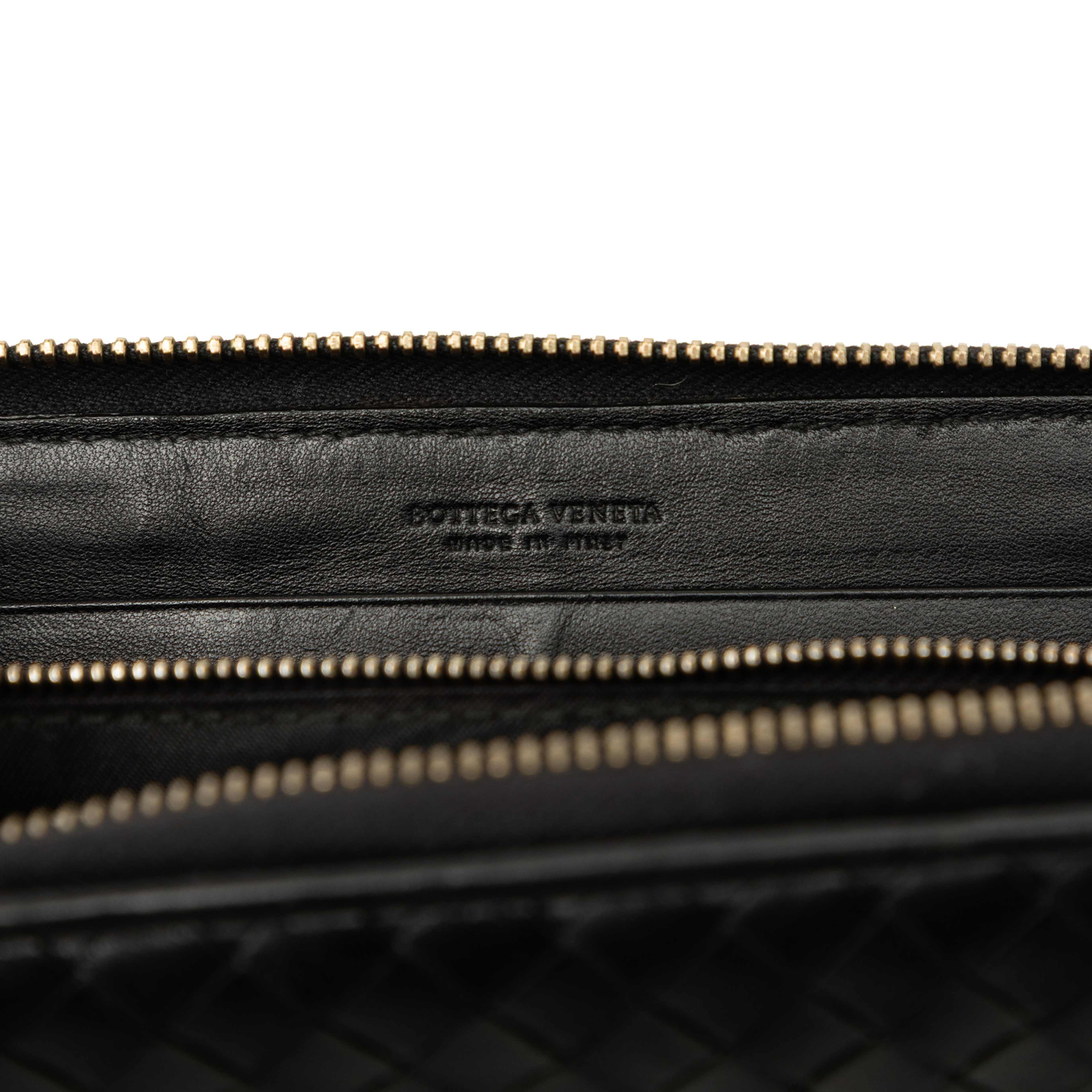 Bottega Veneta Nappa Intrecciato Zip Around Long Wallet, från Luxclusif, i färgen svart. Klicka för att öppna bilden i stort format