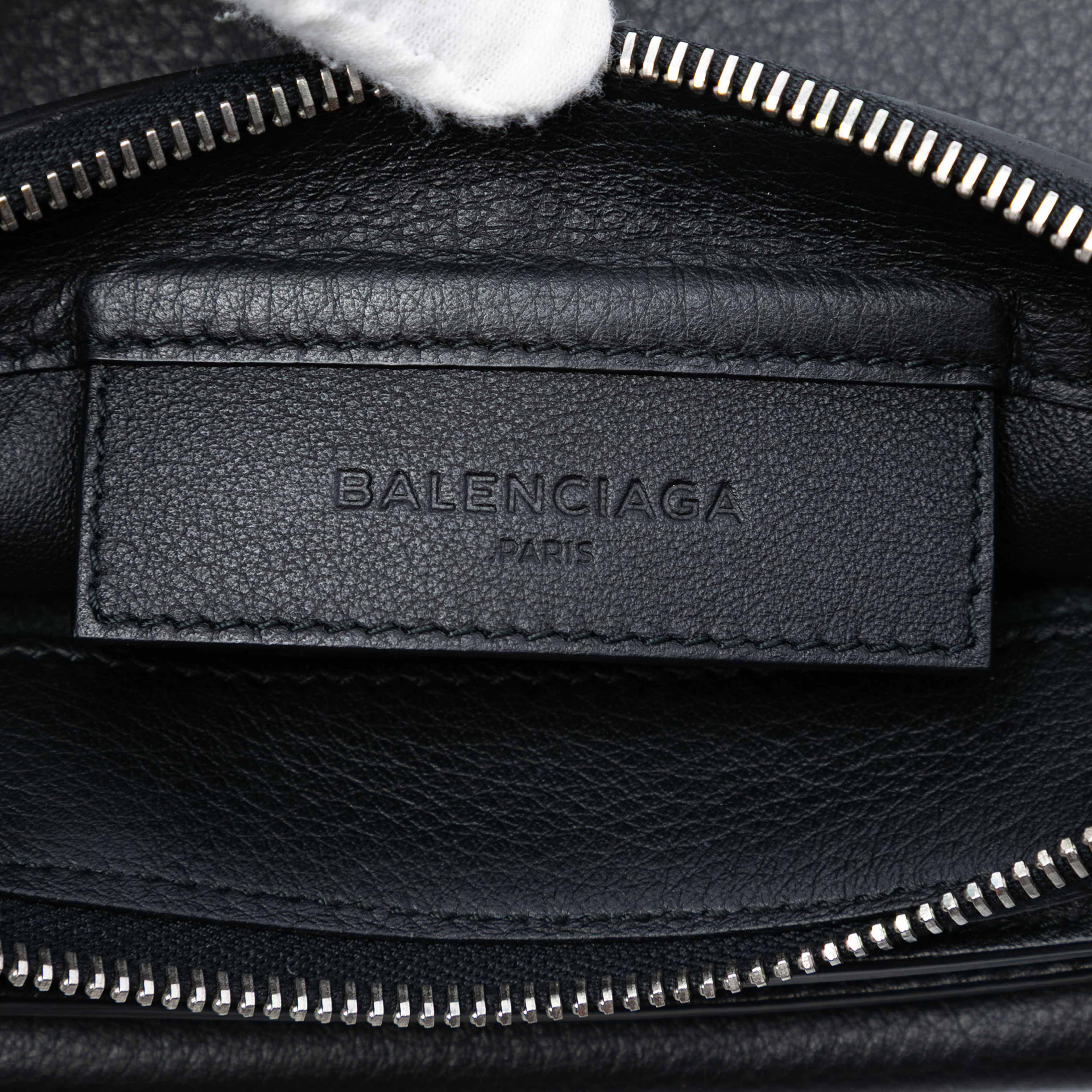Balenciaga Leather Papier Triple Zip Around Xs Crossbody, från Luxclusif, i färgen black. Klicka för att öppna bilden i stort format