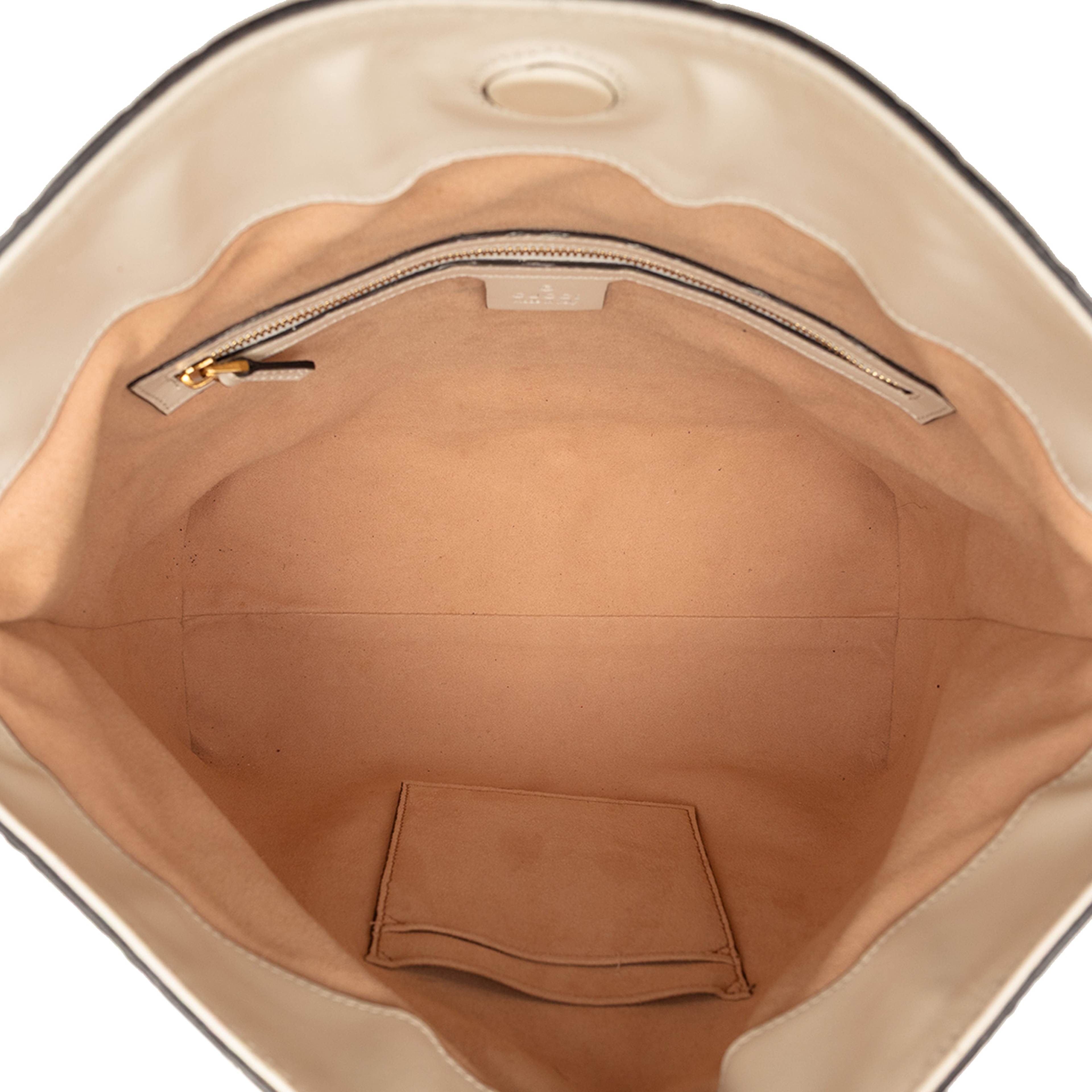 Gucci Guccissima Linea A Fold Over Satchel, från Luxclusif, i färgen light beige. Klicka för att öppna bilden i stort format