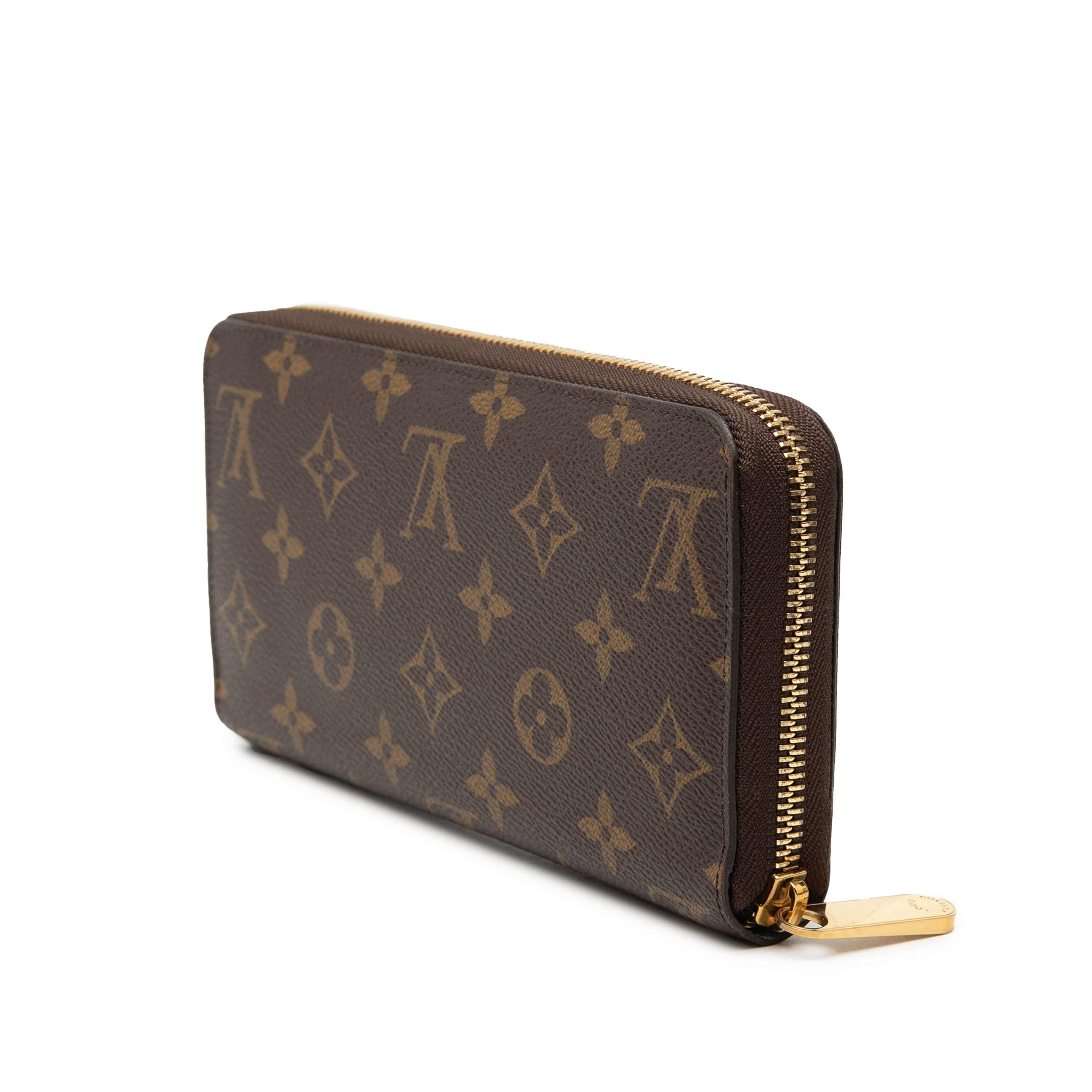 Louis Vuitton Monogram Vivienne In Tokyo Zippy Long Wallet, från Luxclusif, i färgen brun. Klicka för att öppna bilden i stort format