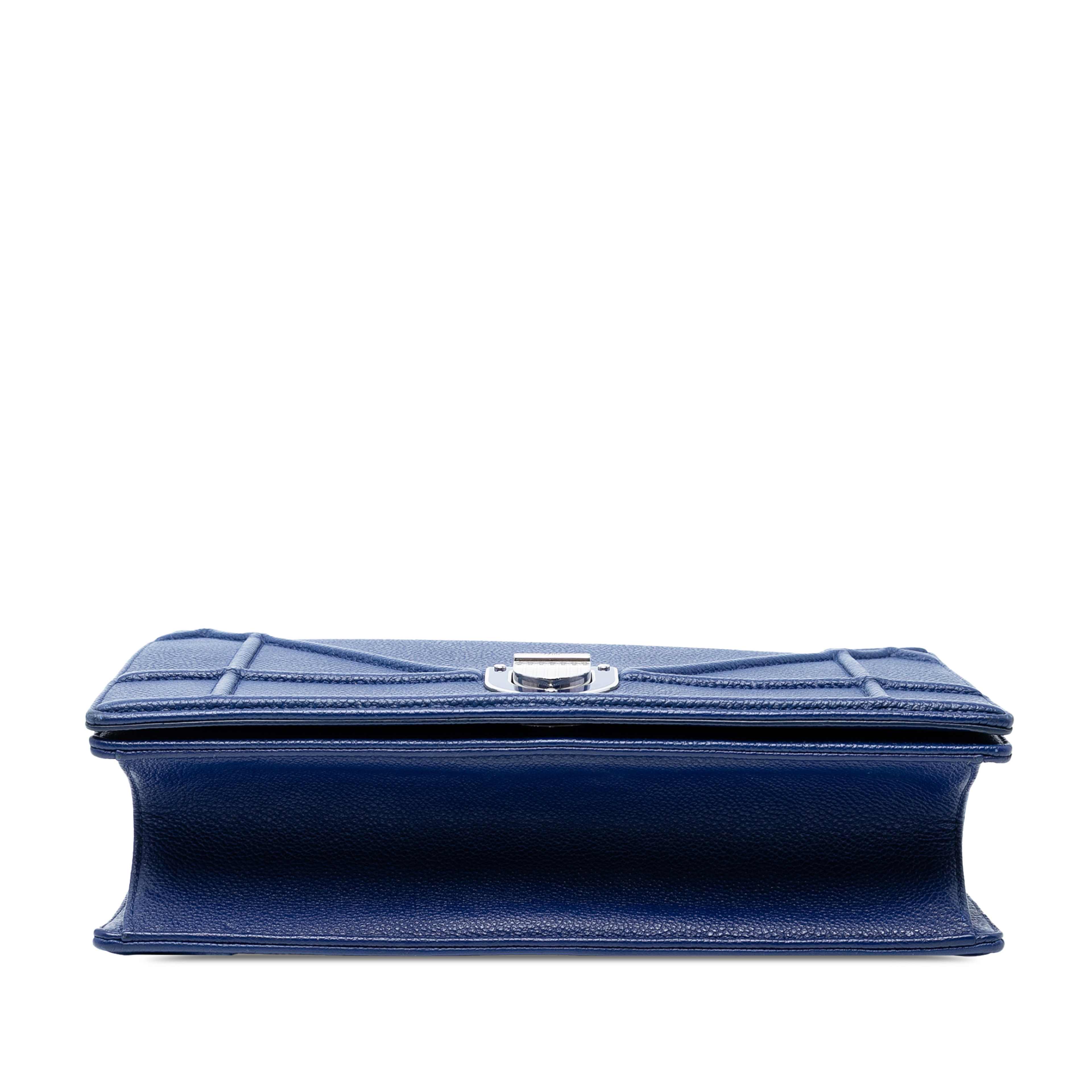 Dior Medium Grained Calfskin Diorama Flap, från Luxclusif, i färgen blue. Klicka för att öppna bilden i stort format