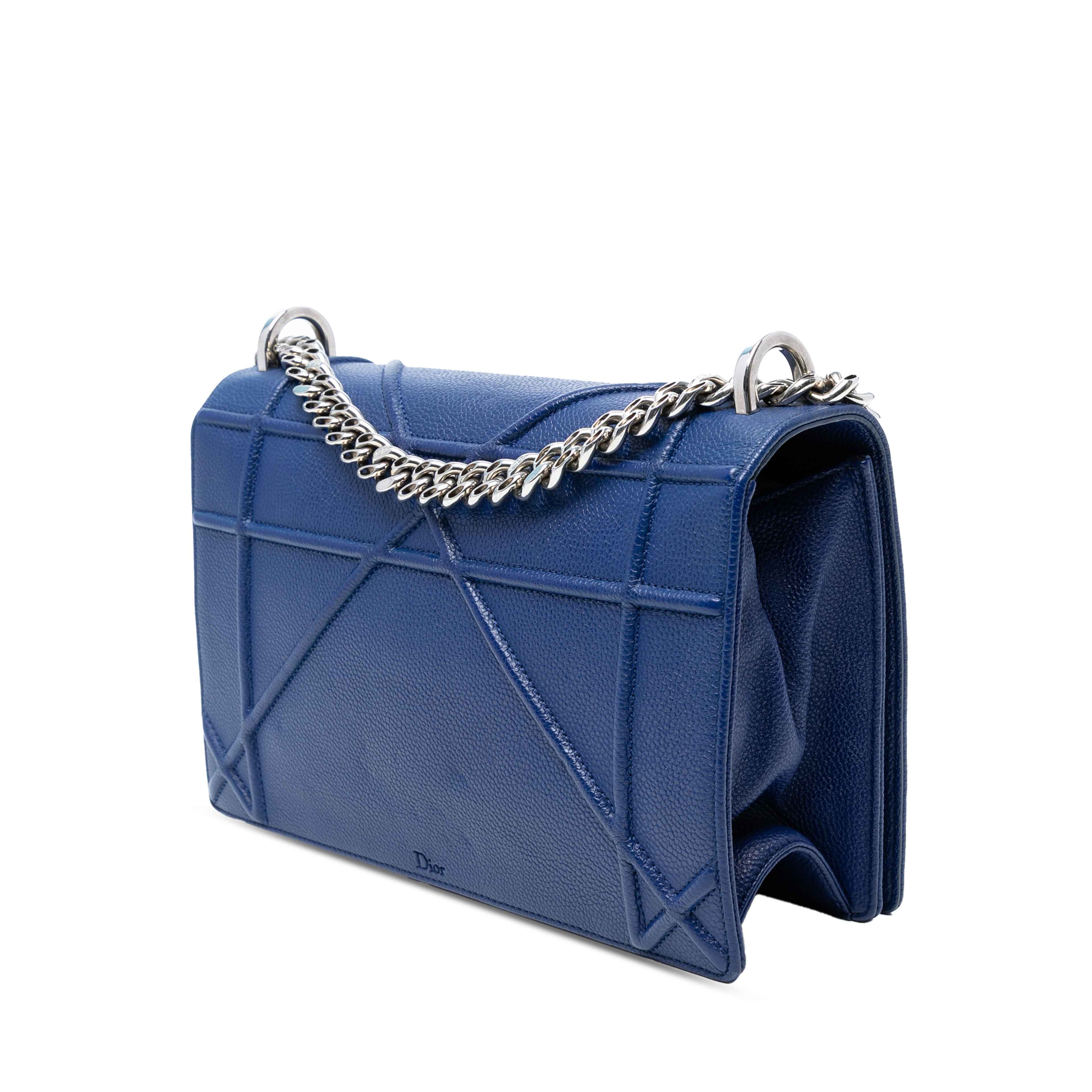 Dior Medium Grained Calfskin Diorama Flap, från Luxclusif, i färgen blue. Klicka för att öppna bilden i stort format
