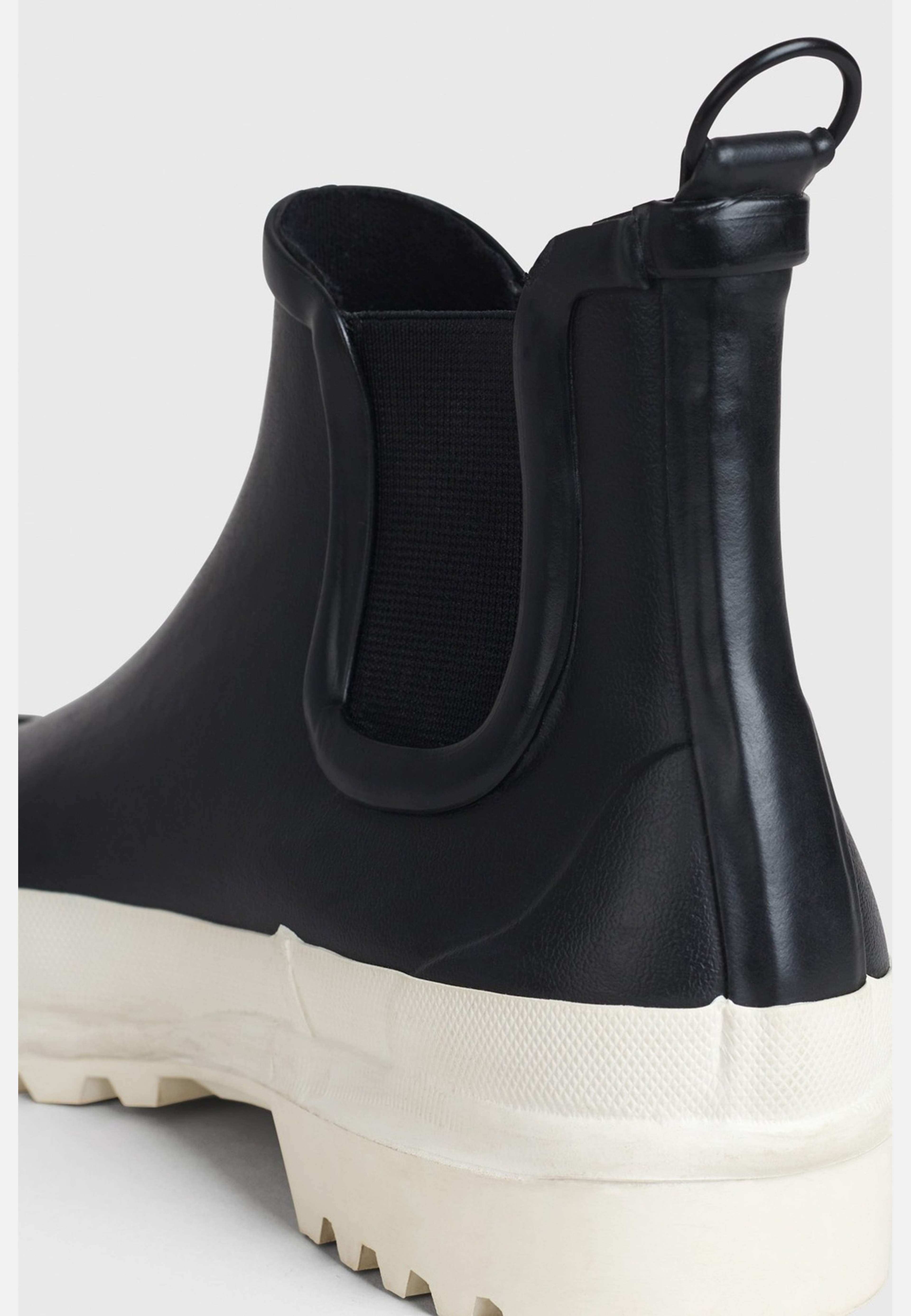 Chelsea Rainwalker, från Stutterheim, i färgen black/white. Klicka för att öppna bilden i stort format