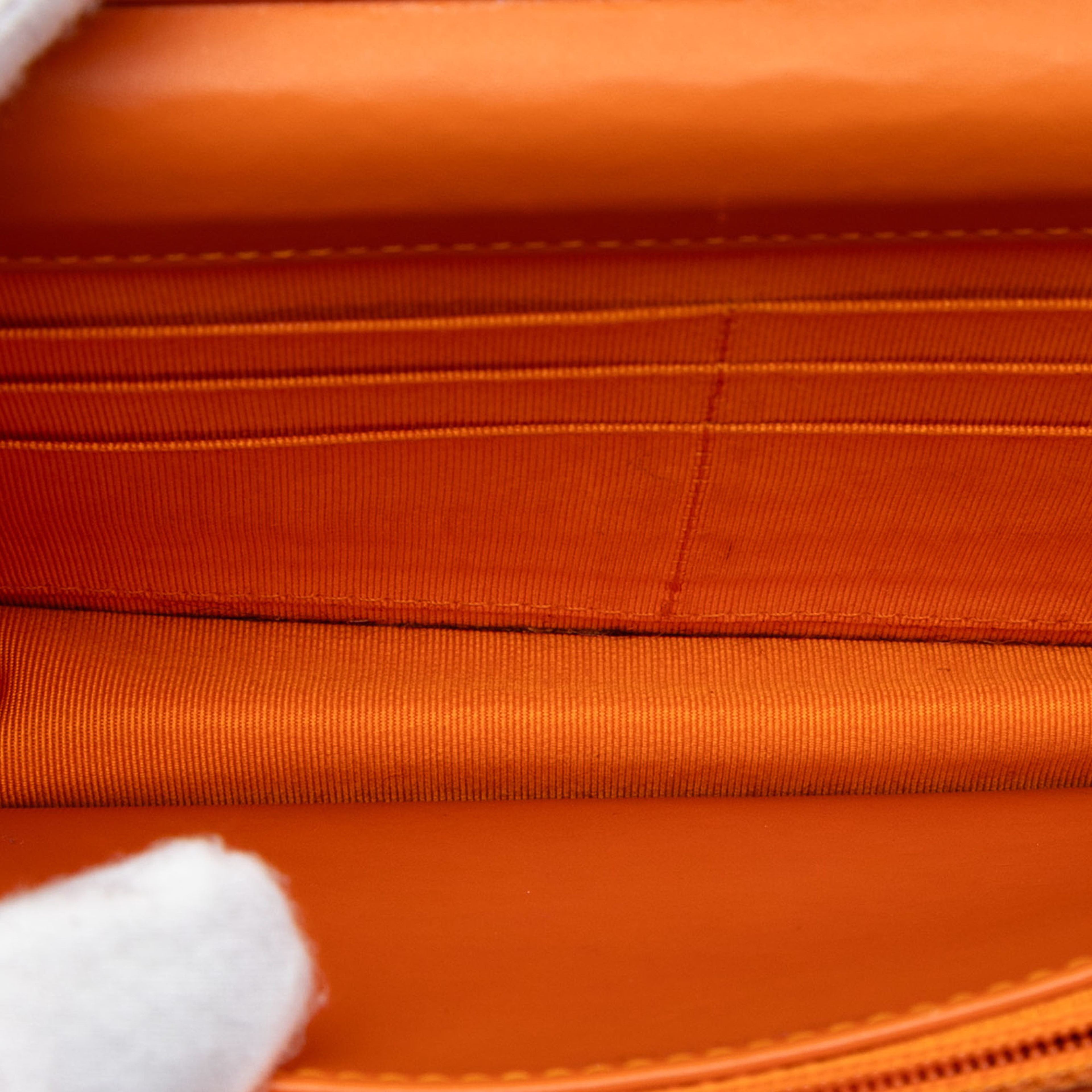 Chanel Cc Quilted Patent Wallet On Chain, från Luxclusif, i färgen orange. Klicka för att öppna bilden i stort format