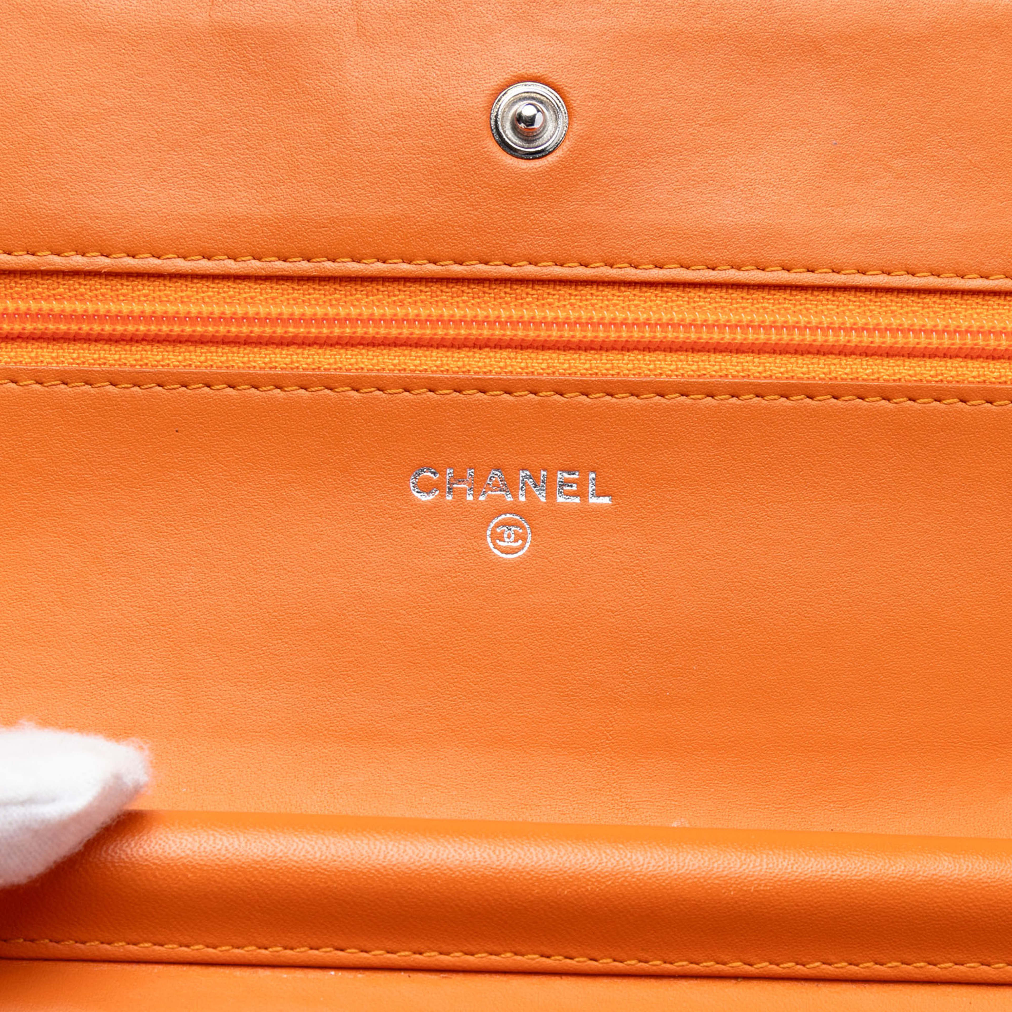 Chanel Cc Quilted Patent Wallet On Chain, från Luxclusif, i färgen orange. Klicka för att öppna bilden i stort format