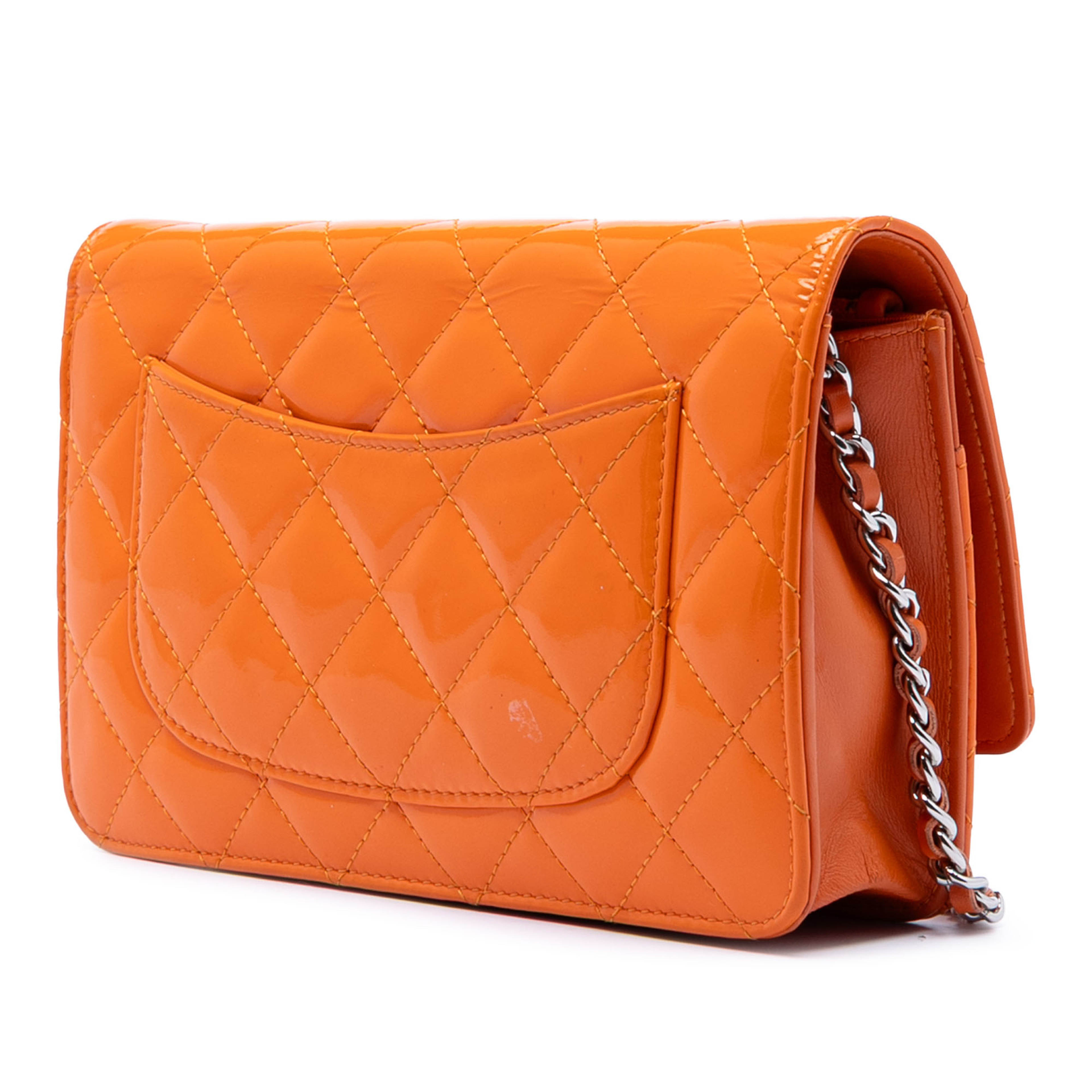 Chanel Cc Quilted Patent Wallet On Chain, från Luxclusif, i färgen orange. Klicka för att öppna bilden i stort format