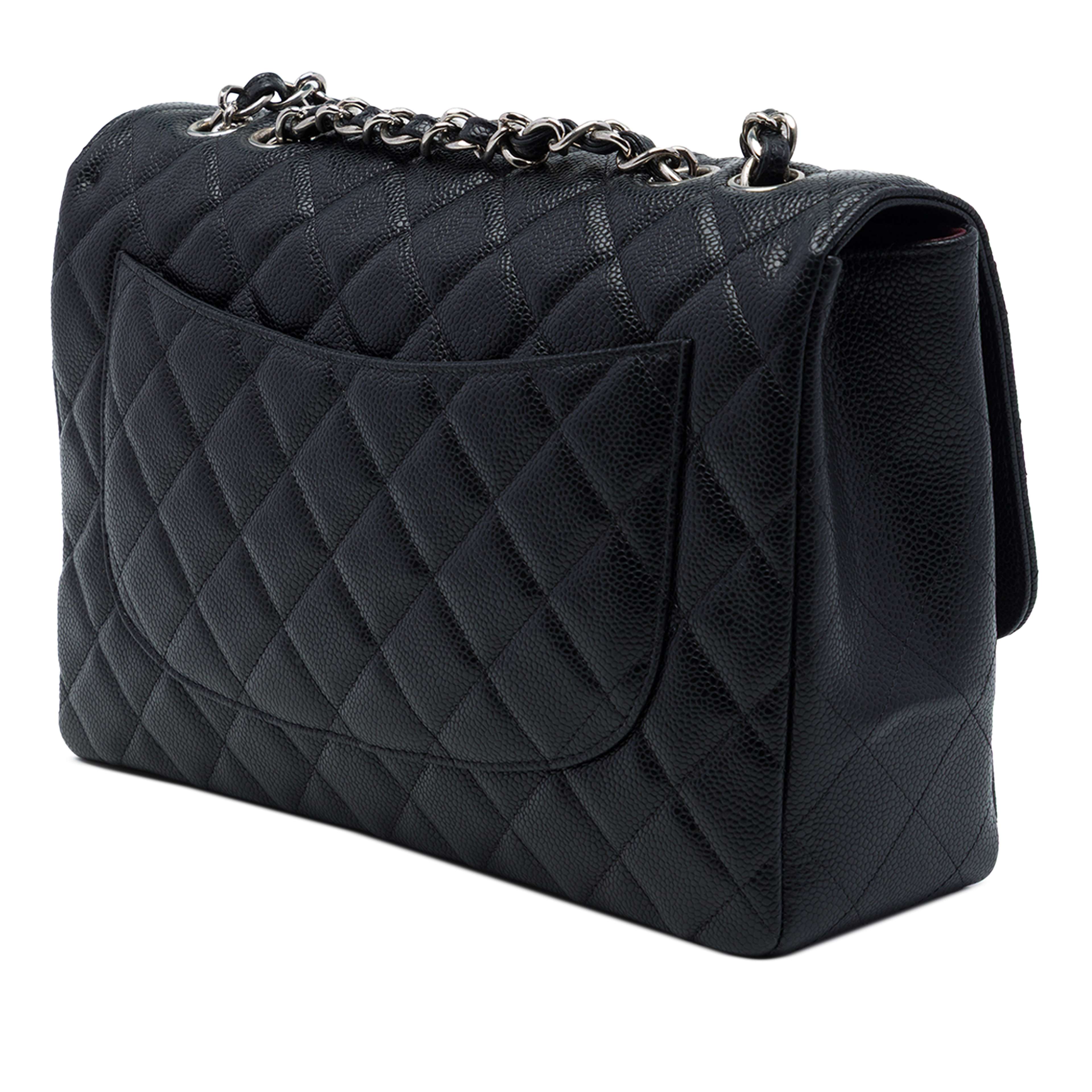 Chanel Jumbo Classic Caviar Single Flap, från Luxclusif, i färgen svart. Klicka för att öppna bilden i stort format