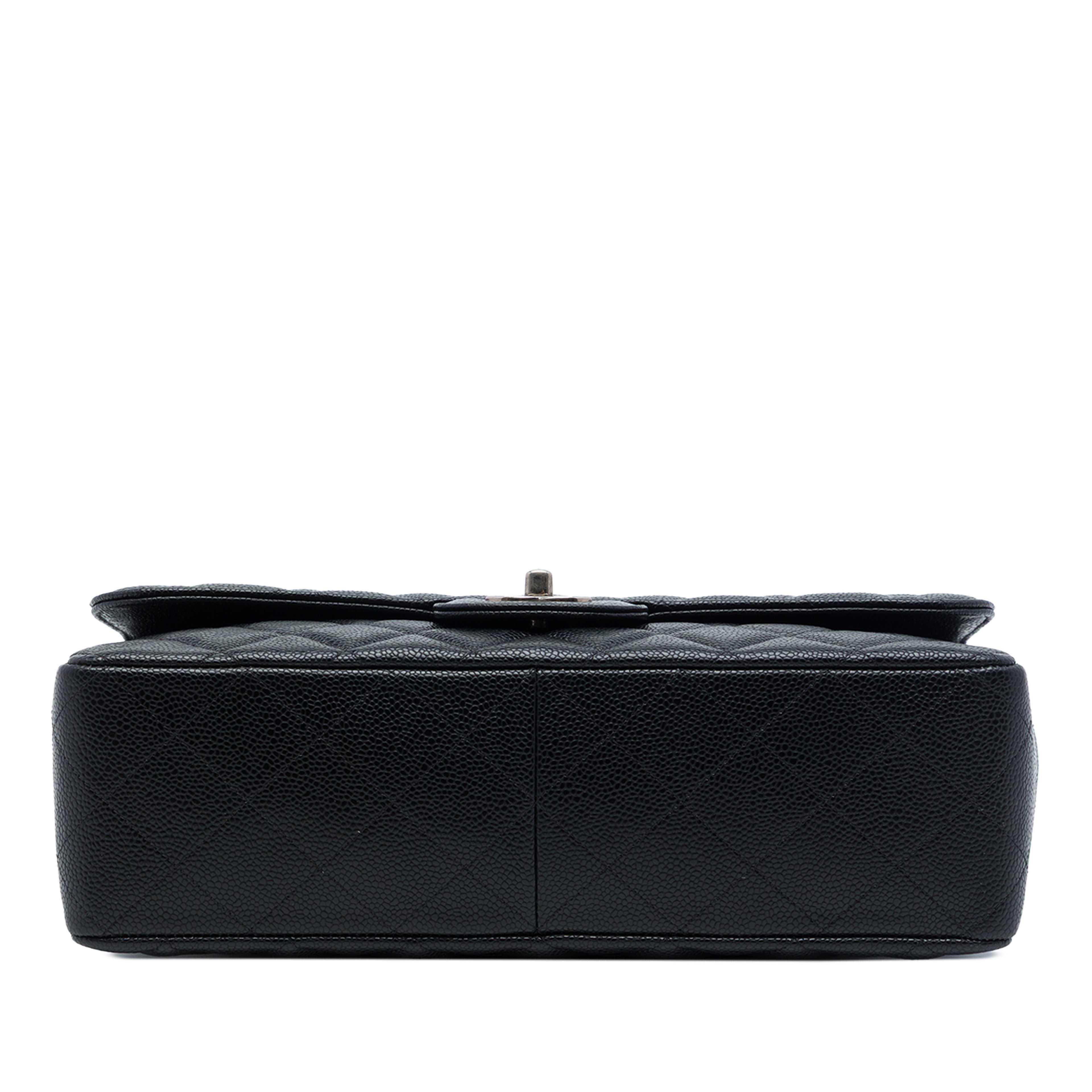 Chanel Jumbo Classic Caviar Single Flap, från Luxclusif, i färgen svart. Klicka för att öppna bilden i stort format