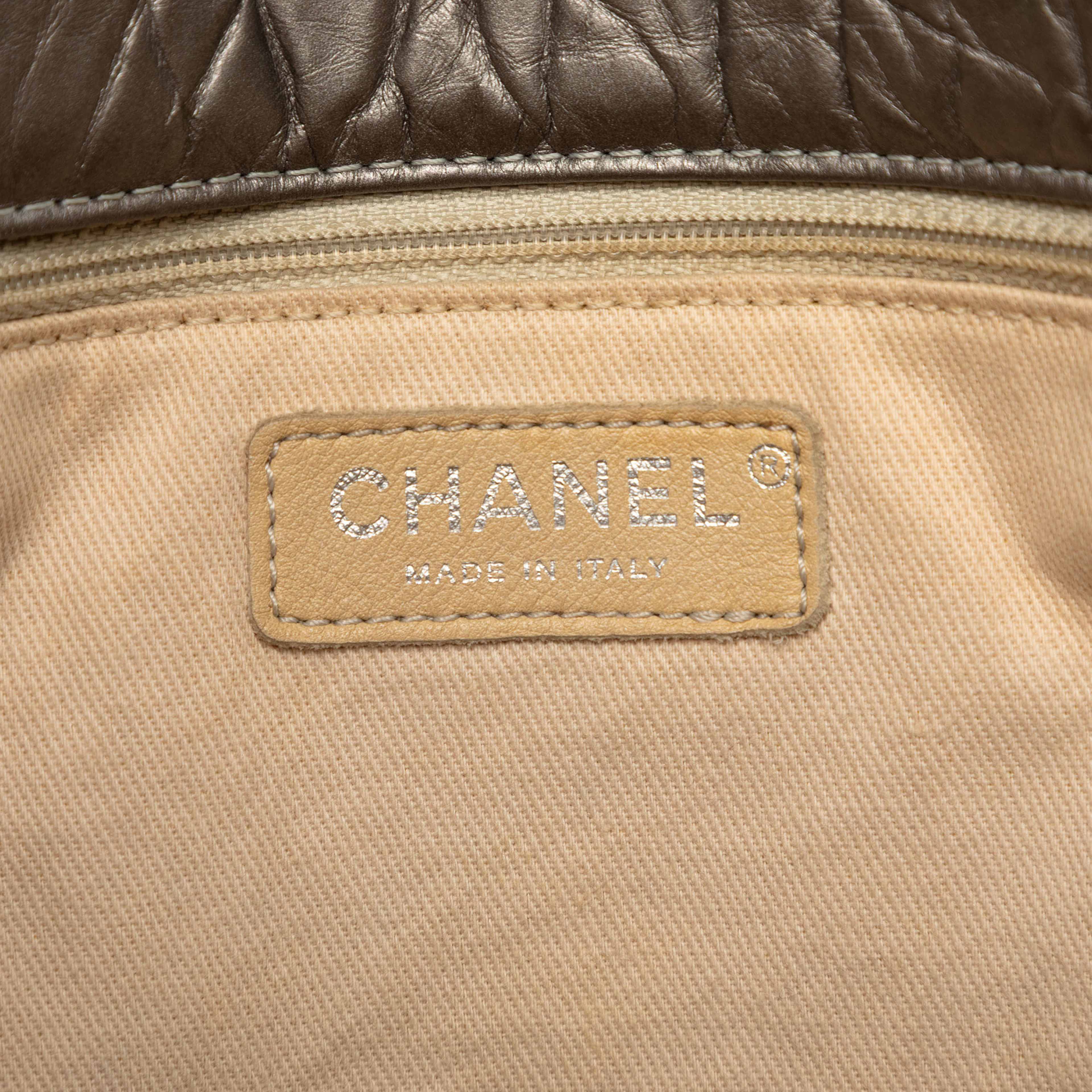 Chanel Quilted Metallic Aged Calfskin Reissue 2.55 Tote, från Luxclusif, i färgen dark gray. Klicka för att öppna bilden i stort format