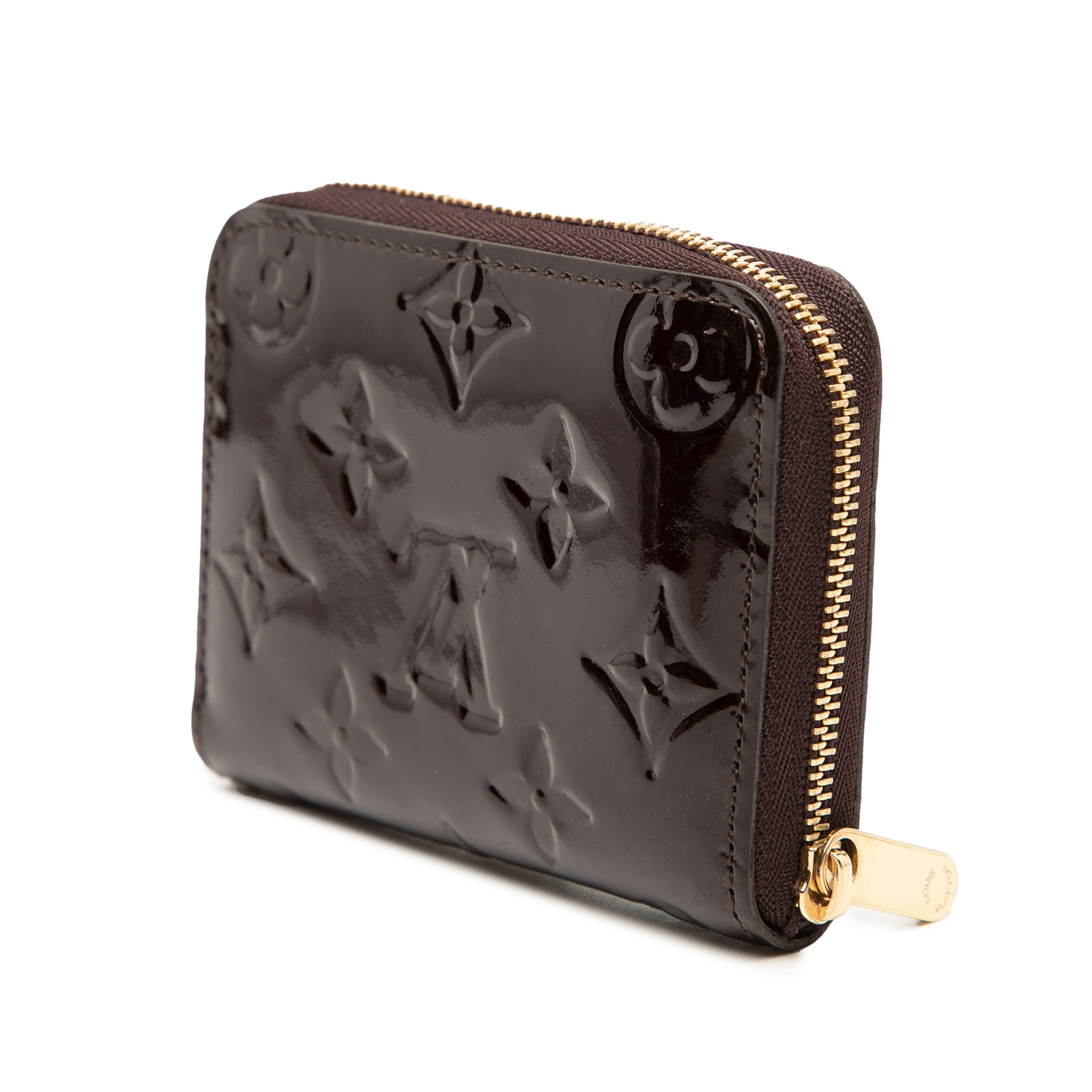 Louis Vuitton Monogram Vernis Zippy Coin Purse, från Luxclusif, i färgen plum. Klicka för att öppna bilden i stort format