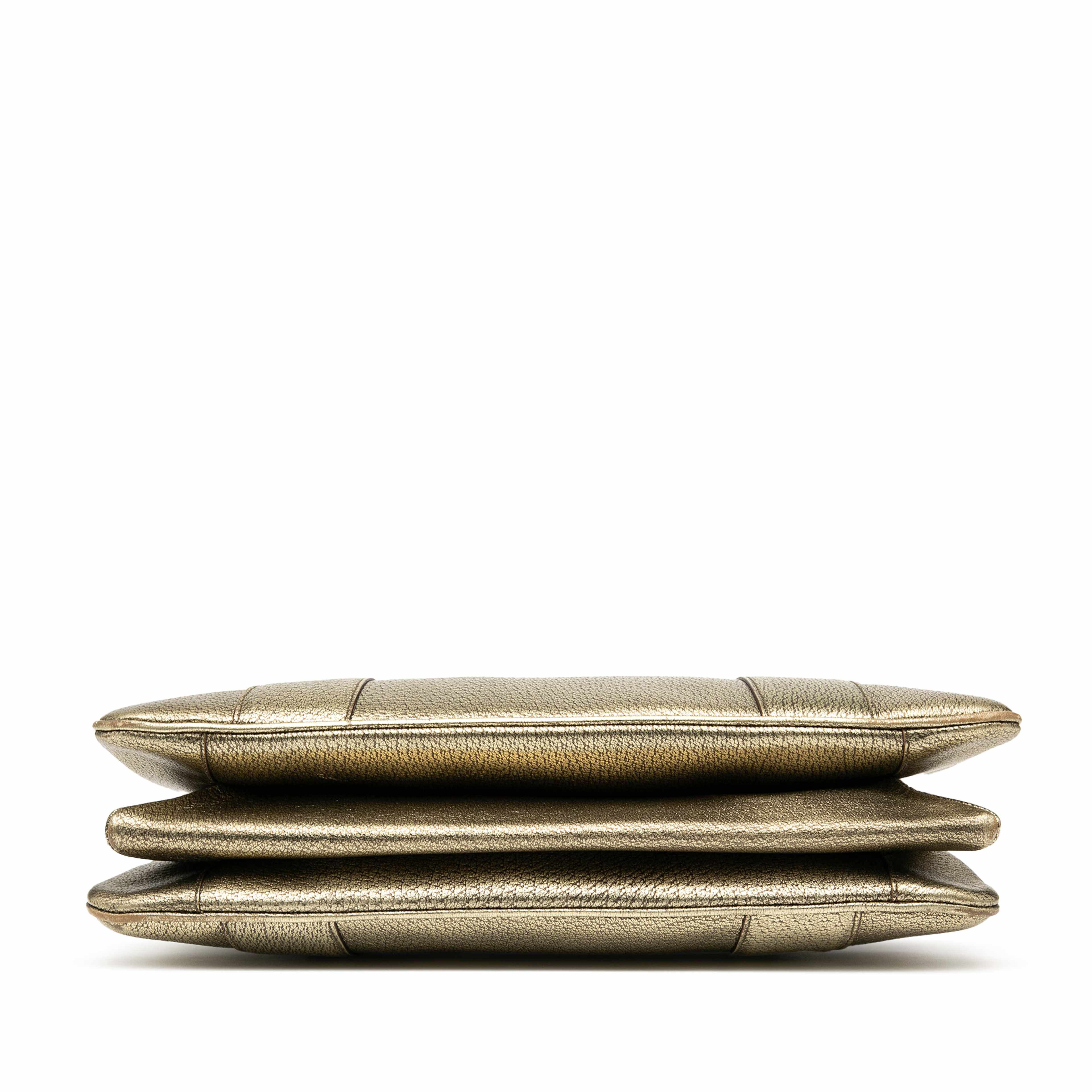 Gucci Metallic Calfskin Metal Bamboo Handbag, från Luxclusif, i färgen gold. Klicka för att öppna bilden i stort format