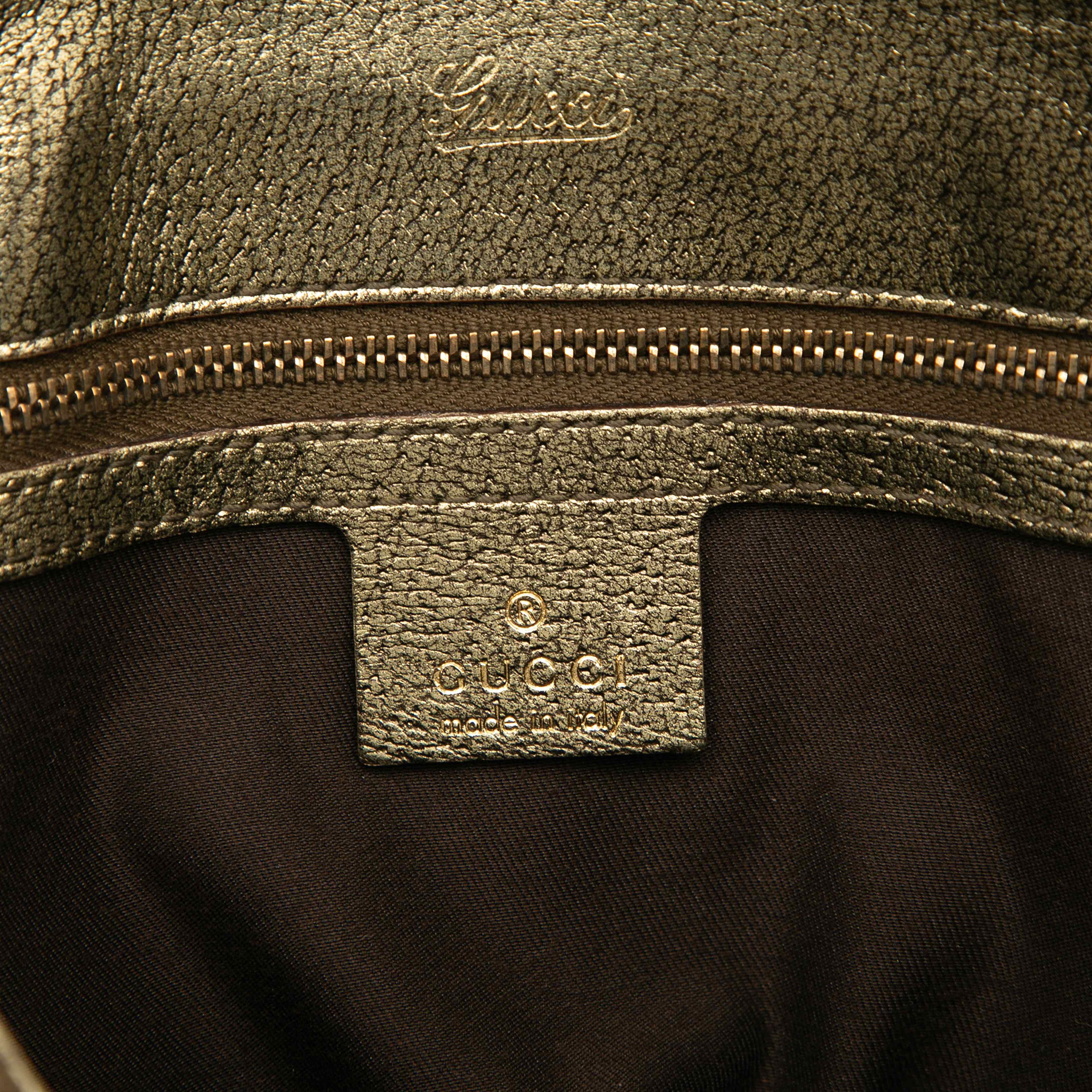 Gucci Metallic Calfskin Metal Bamboo Handbag, från Luxclusif, i färgen gold. Klicka för att öppna bilden i stort format