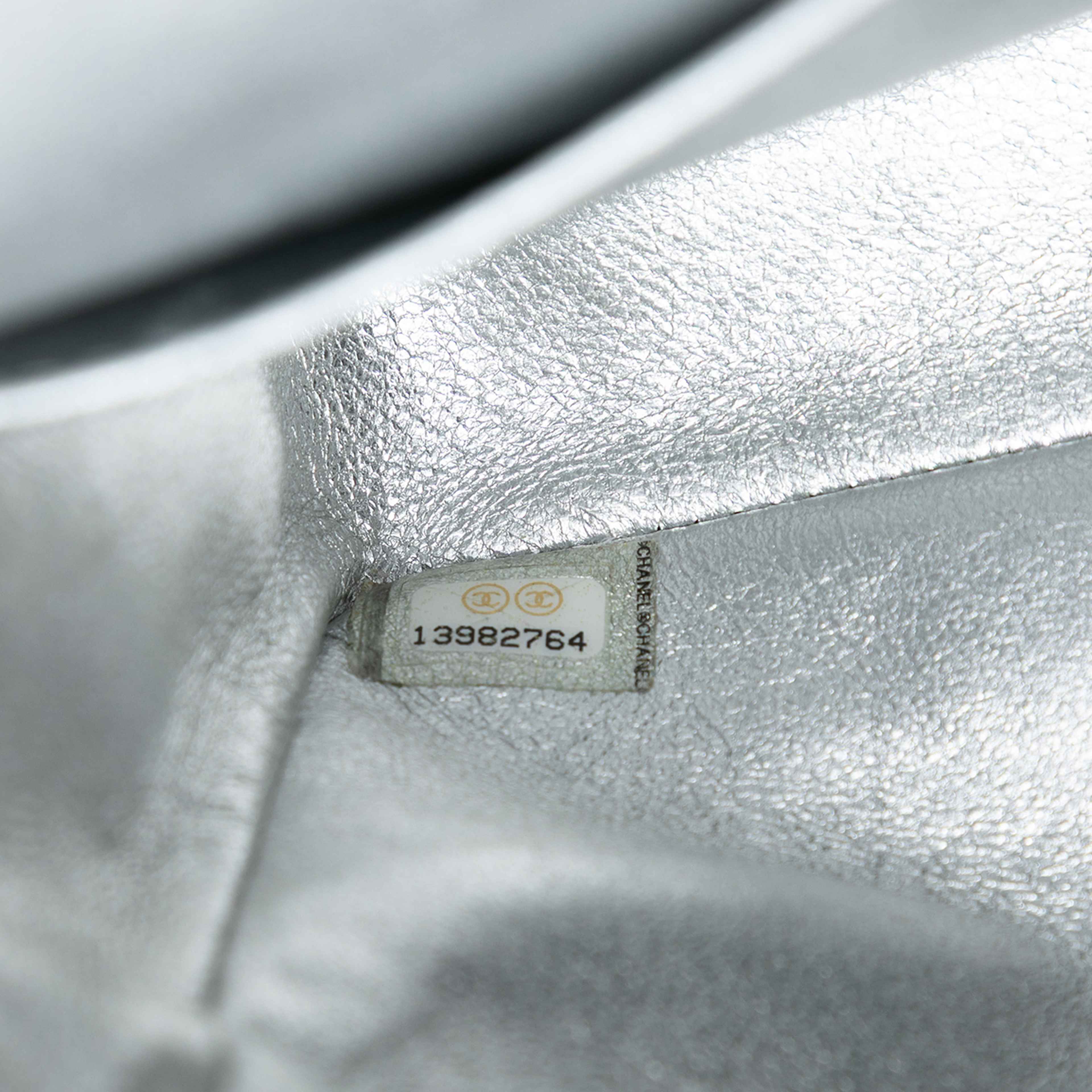 Chanel Medium Classic Metallic Lambskin Double Flap, från Luxclusif, i färgen silver. Klicka för att öppna bilden i stort format