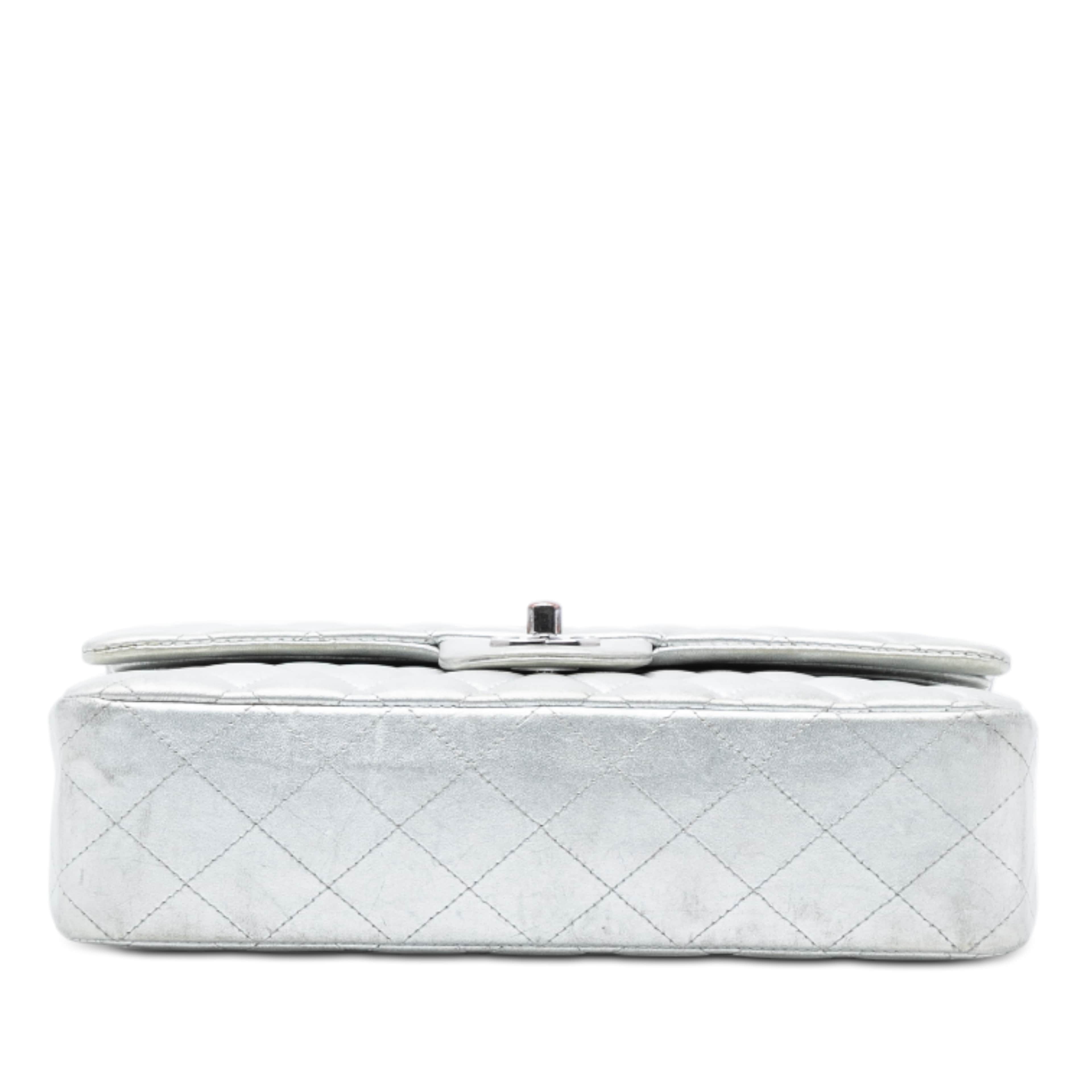 Chanel Medium Classic Metallic Lambskin Double Flap, från Luxclusif, i färgen silver. Klicka för att öppna bilden i stort format