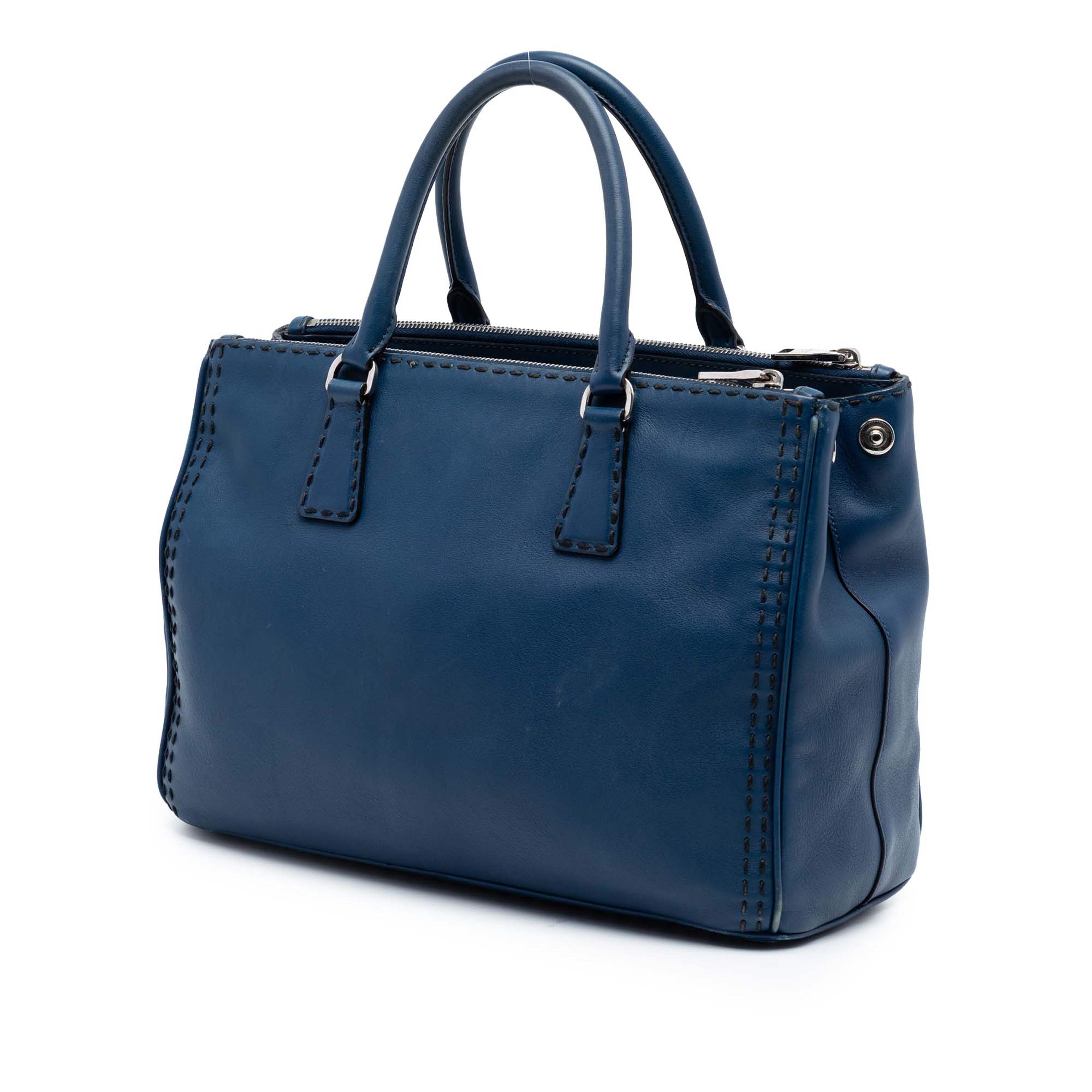 Prada Medium City Calf Hand Stitched Galleria Double Zip Satchel, från Luxclusif, i färgen dark blue. Klicka för att öppna bilden i stort format