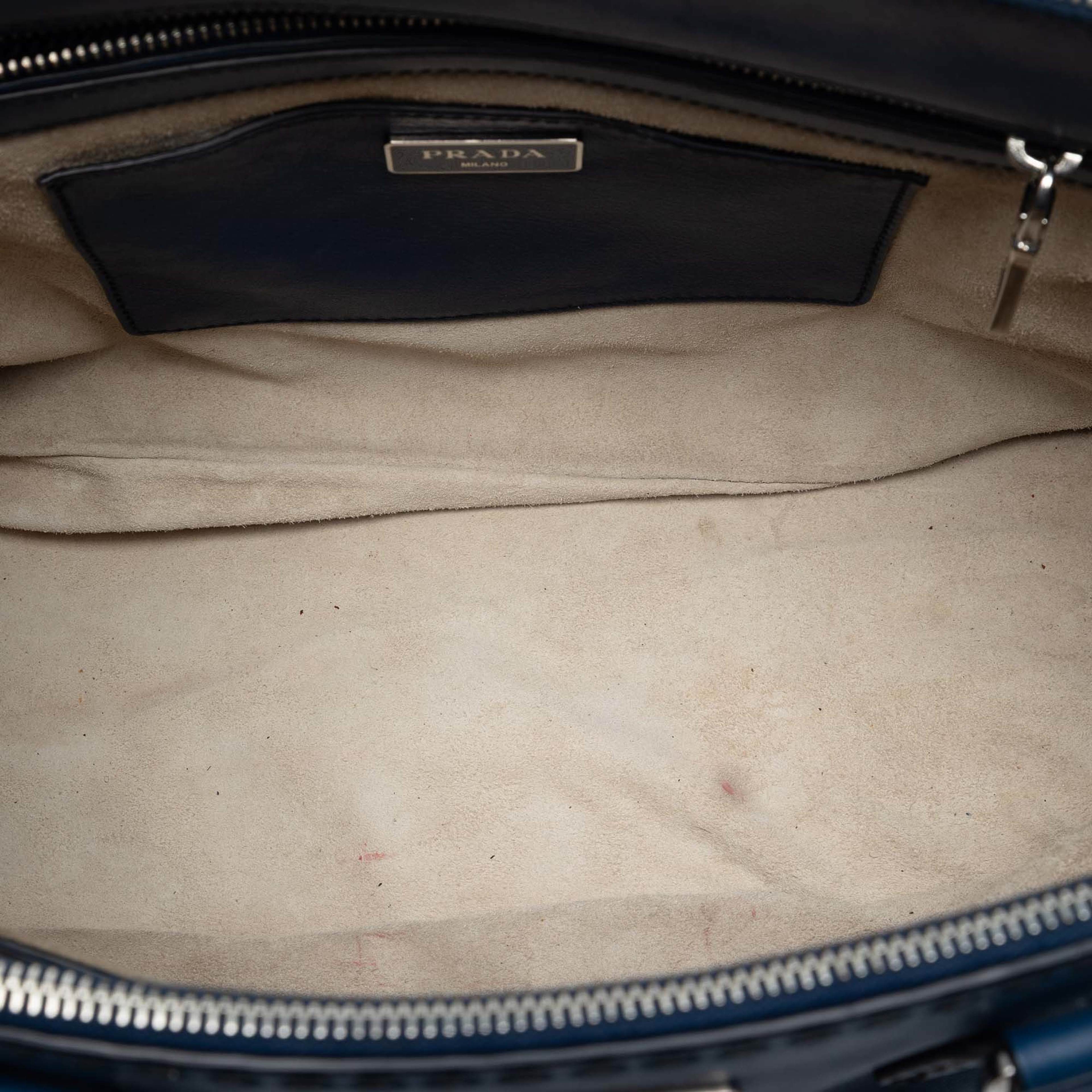 Prada Medium City Calf Hand Stitched Galleria Double Zip Satchel, från Luxclusif, i färgen dark blue. Klicka för att öppna bilden i stort format