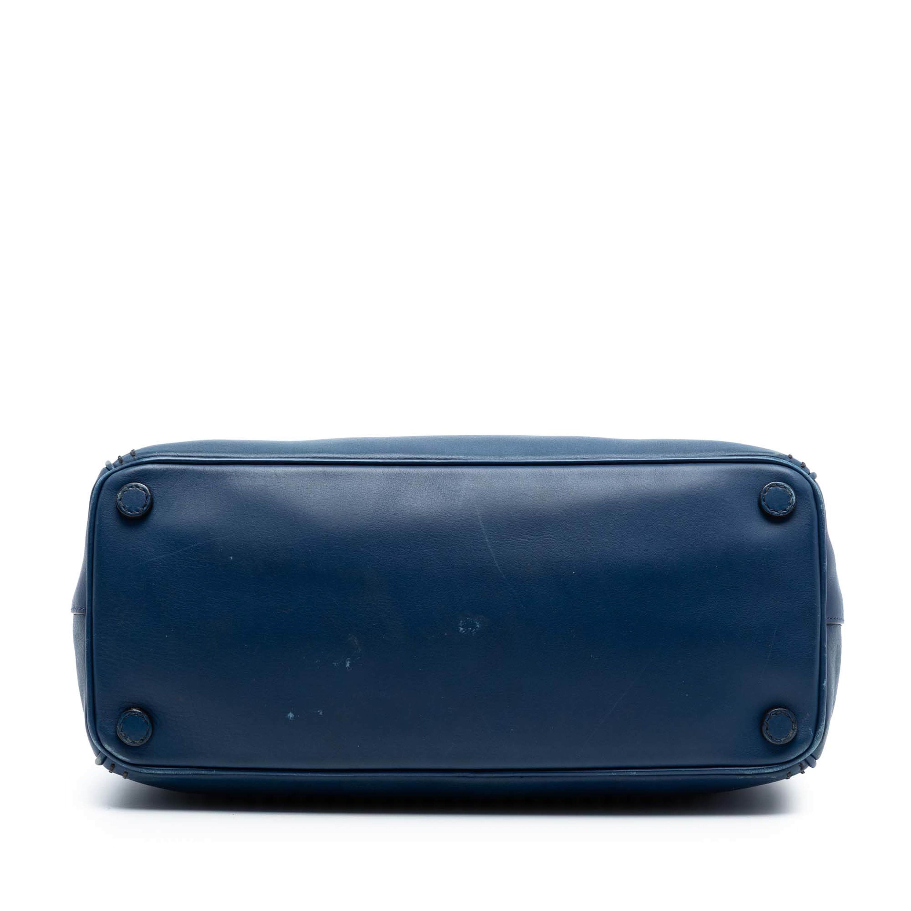 Prada Medium City Calf Hand Stitched Galleria Double Zip Satchel, från Luxclusif, i färgen dark blue. Klicka för att öppna bilden i stort format