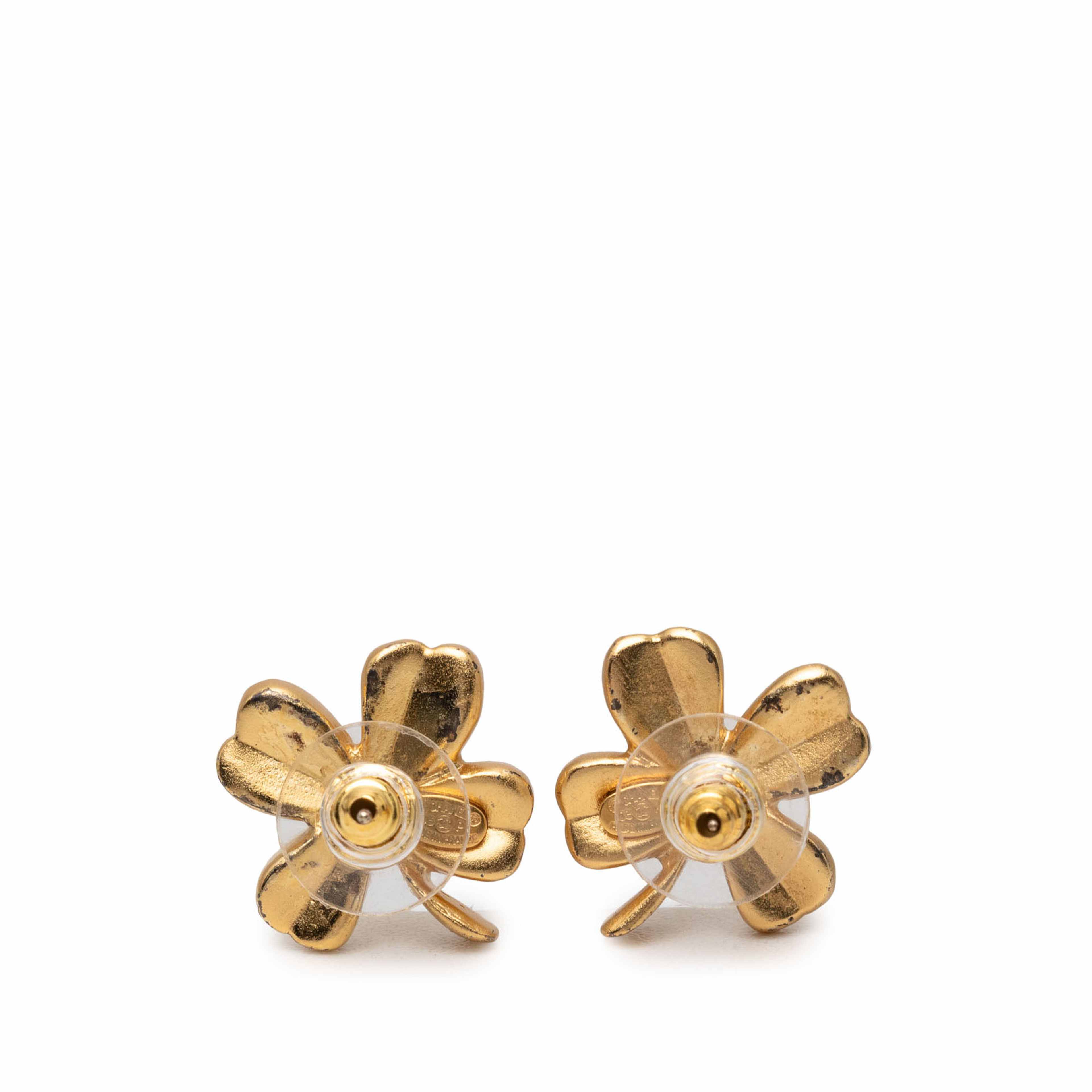 Chanel Gold Plated Cc Clover Push Back Earrings, från Luxclusif, i färgen gold. Klicka för att öppna bilden i stort format